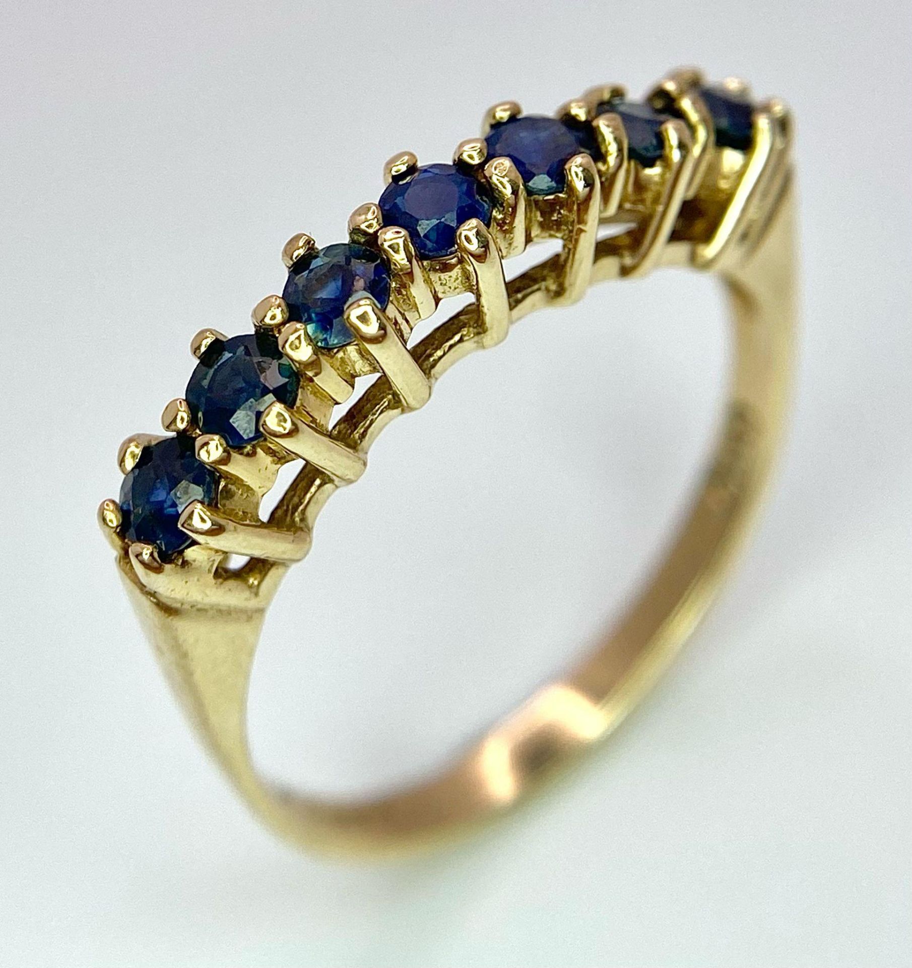 A 9K YELLOW GOLD SAPPHIRE SET BAND RING 2.5G SIZE P SC 4056