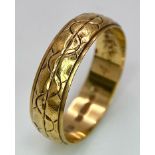 A VINTAGE 9K YELLOW GOLD PATTERNED BAND RING- 2.4G TOTAL WEIGHT - SIZE R
