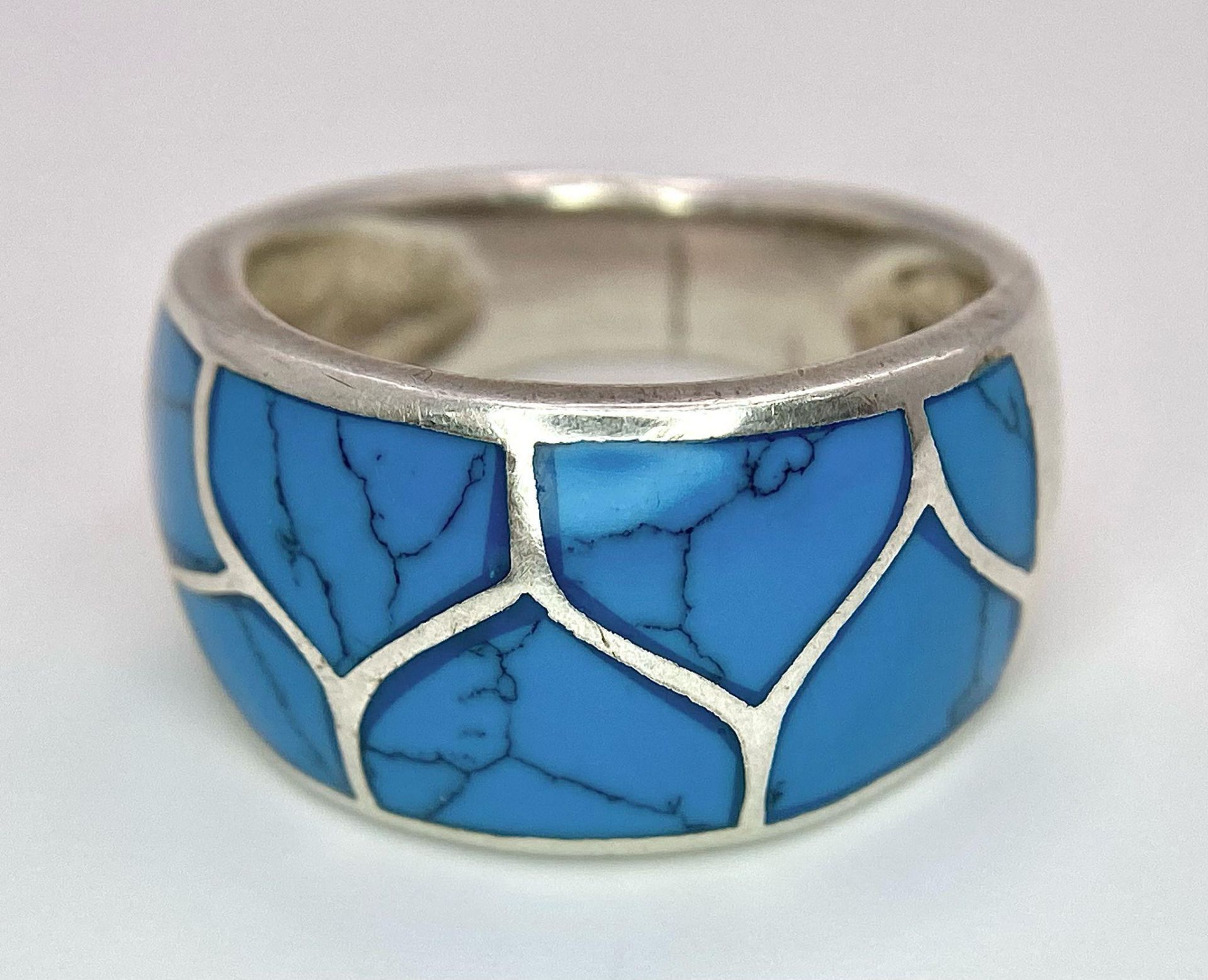 A LARGE STERLING SILVER AND TURQUOISE INLAY BAND RING, WEIGHT 6.4G, SIZE P ,REF SC 4127 - Image 3 of 5
