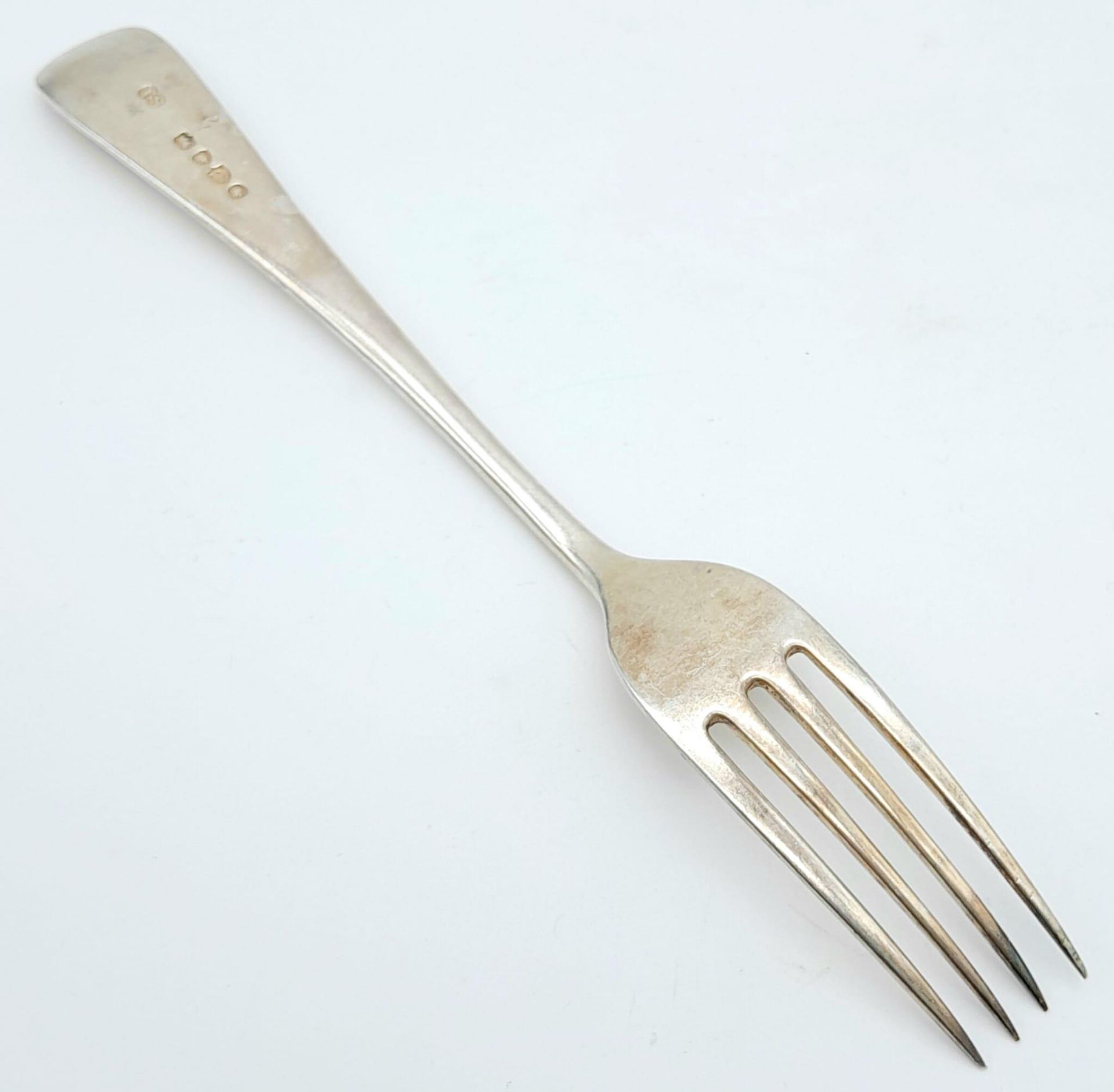 A Victorian antique sterling silver fork. Full hallmarks London, 1879. Total weight 45G. Total - Image 3 of 5