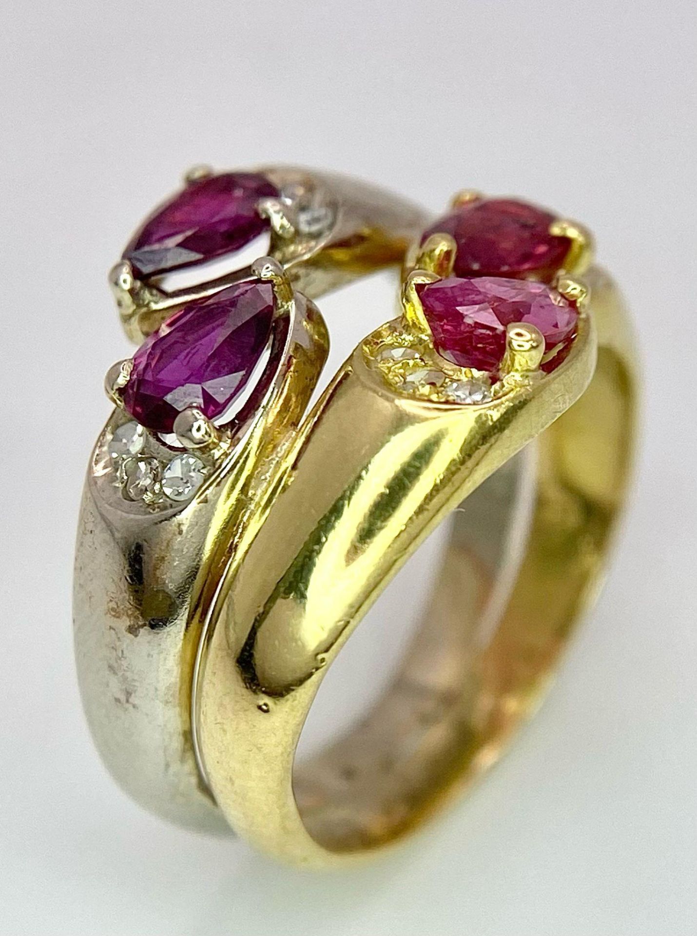 AN IMPRESSIVE 18K YELLOW AND WHITE GOLD SET WITH DIAMOND & RUBY DOUBLE BAND RING, APPROX 0.80CT TEAR - Bild 5 aus 7