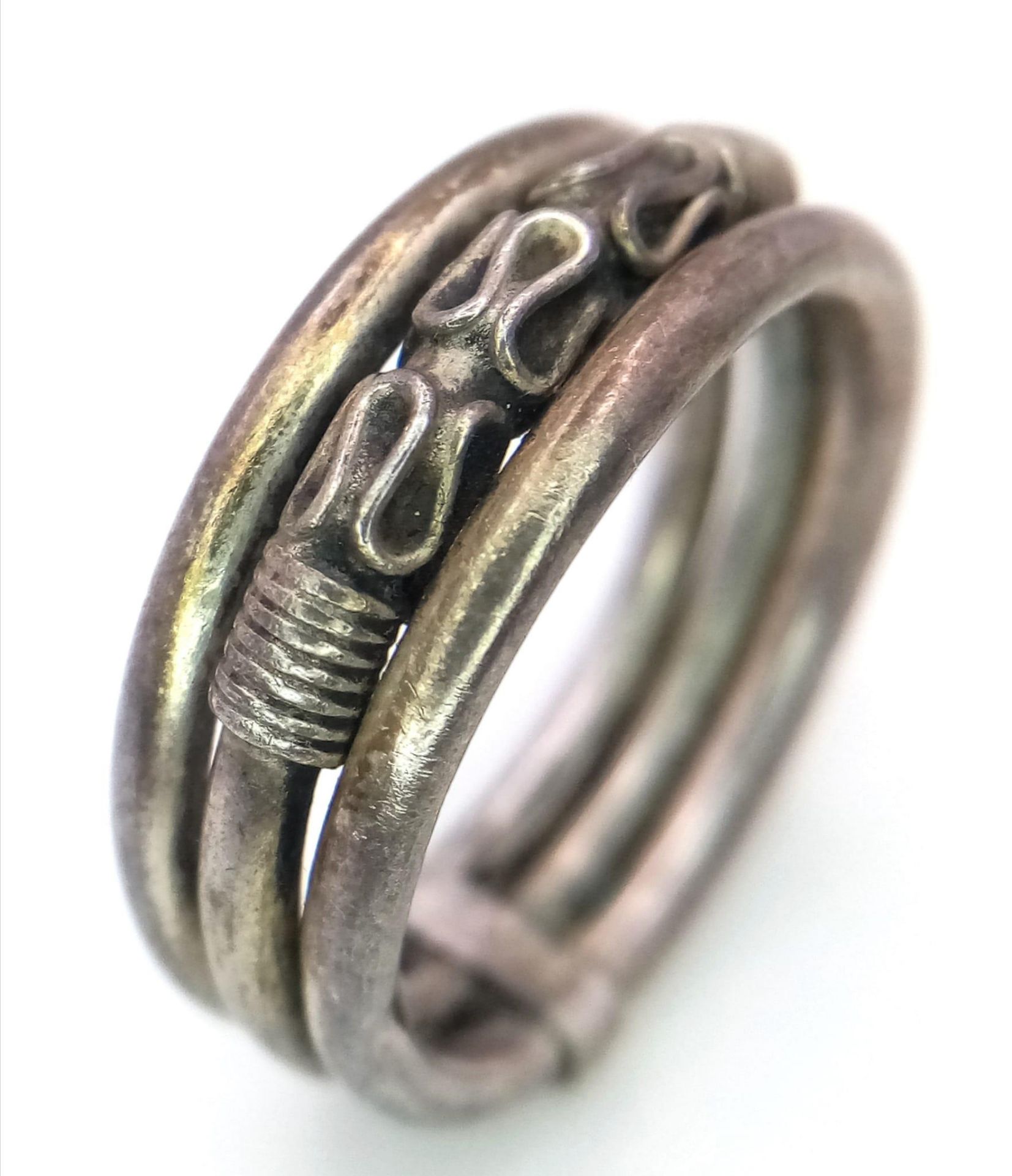 A vintage 925 silver rope designed triple band ring. Total weight 3.8G. Size N. - Image 2 of 5
