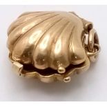 A 9K YELLOW GOLD SHELL CHARM WHICH OPENS TO REVEAL THE PEARL INSIDE 2.5G , approx 17mm x 13mm SC