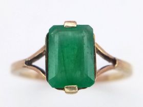 A 9K GOLD EMERALD RING . 2.1 gms size N/O