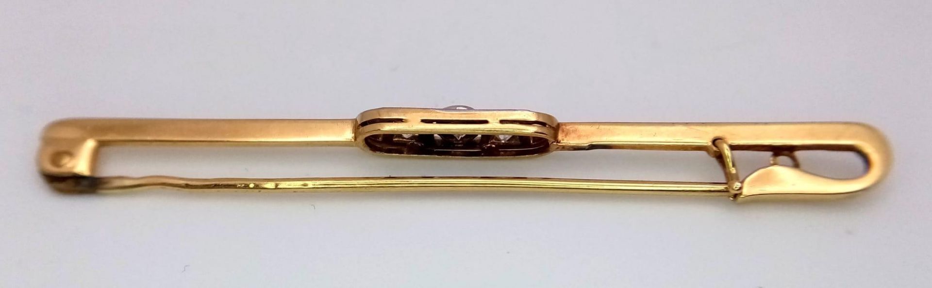 An 18k yellow gold diamond set tie pin with safety catch. 3.6g (dia:.30ct) - Image 4 of 4