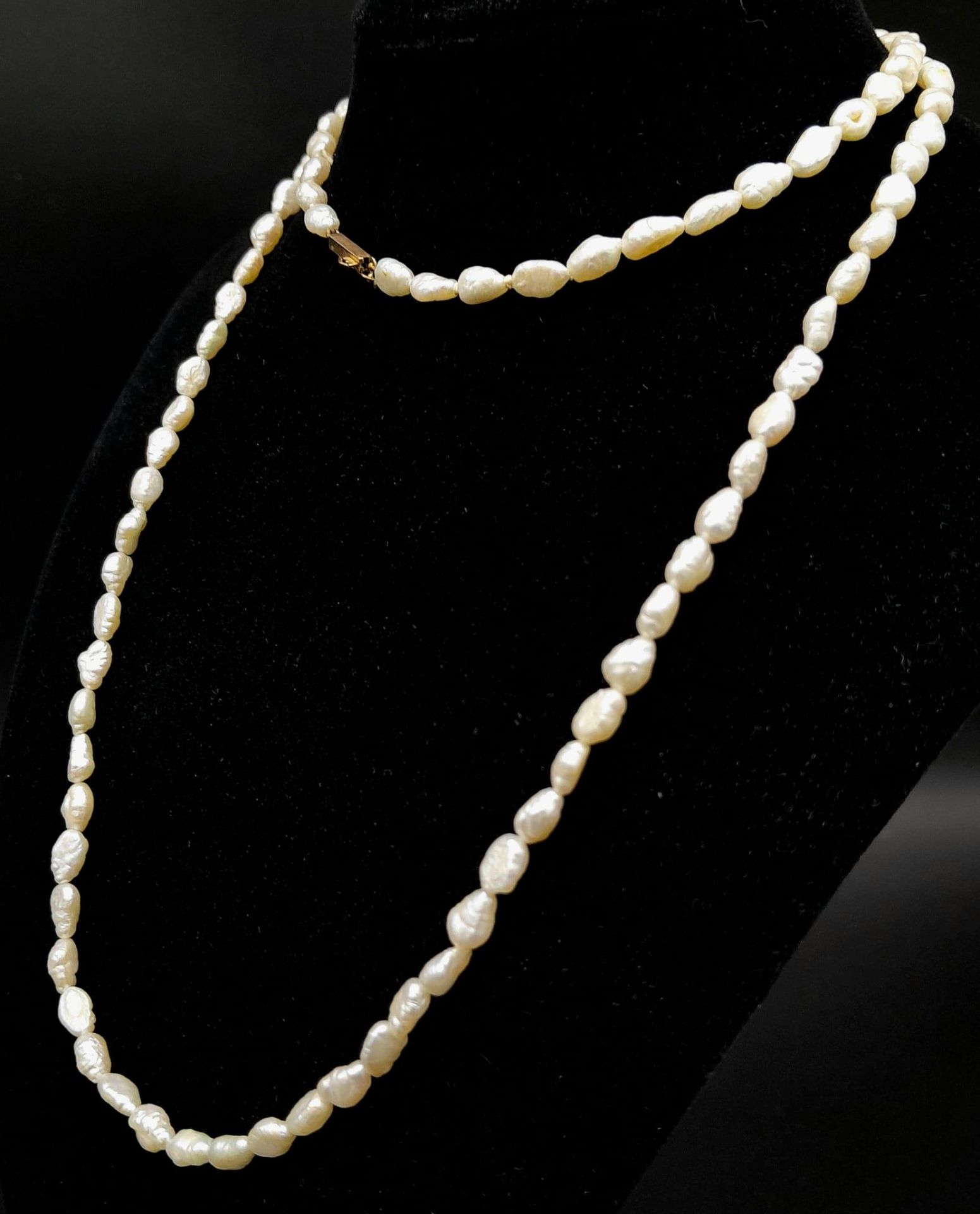 A Vintage Rice Pearl Necklace with a 9K Gold Clasp. 74cm. - Image 2 of 5