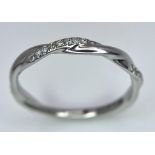 A STYLISH 18K WHITE GOLD DIAMOND SET TWISTED BAND RING, WEIGHT 1.8G, SIZE J 1/2