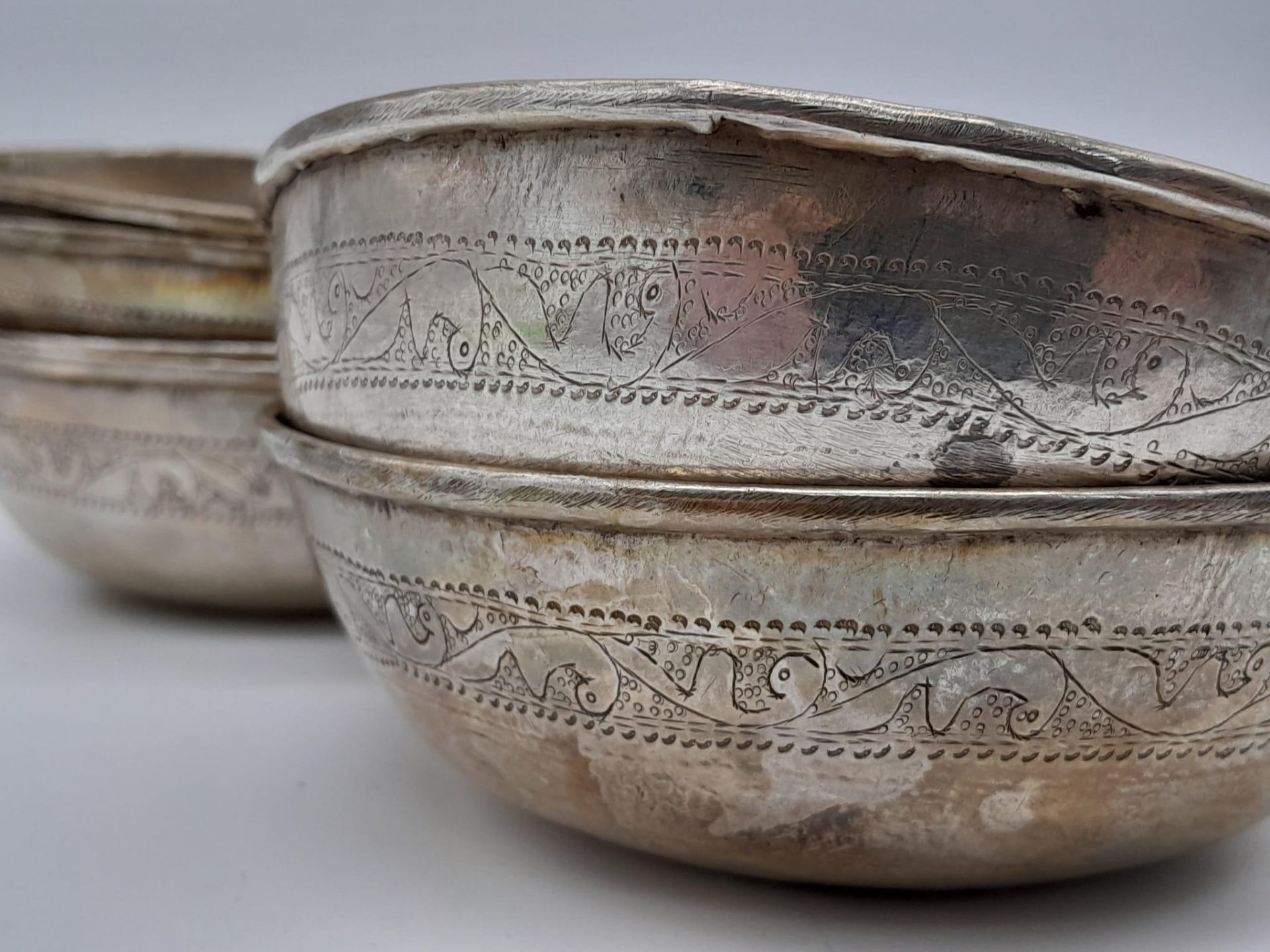 A SET OF 6 800 SILVER ISLAMIC CEREMONIAL DISHES . 12cms DIAMETER 498gms - Image 4 of 4