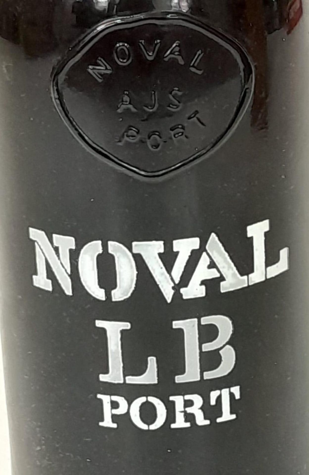 A Large Bottle of Noval LB Port in a Wooden Case - 150cl. - Bild 5 aus 7