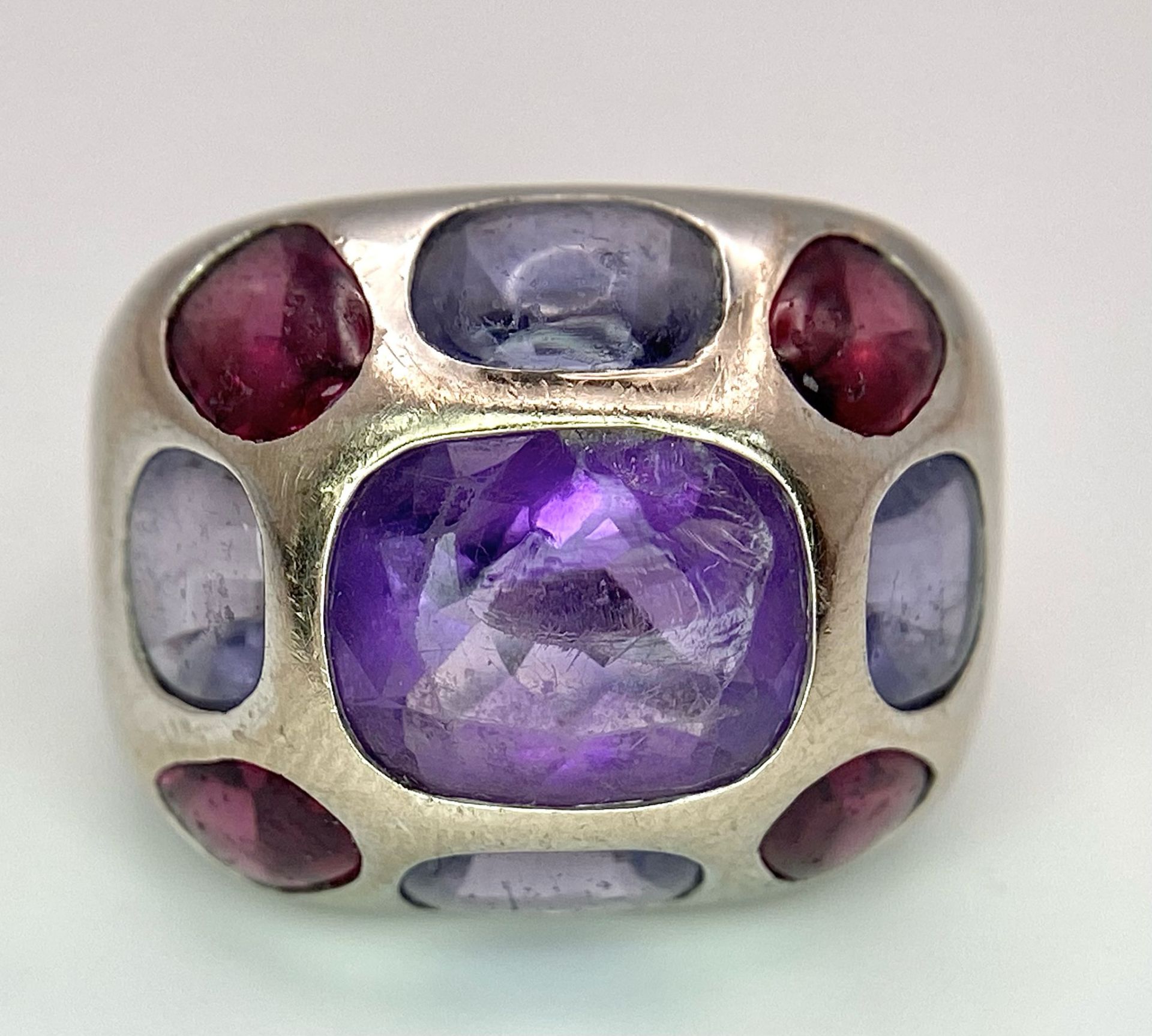 A Chanel Designer 18K White Gold and Amethyst and Garnet Ring. Rectangular cut central amethyst with - Image 5 of 13