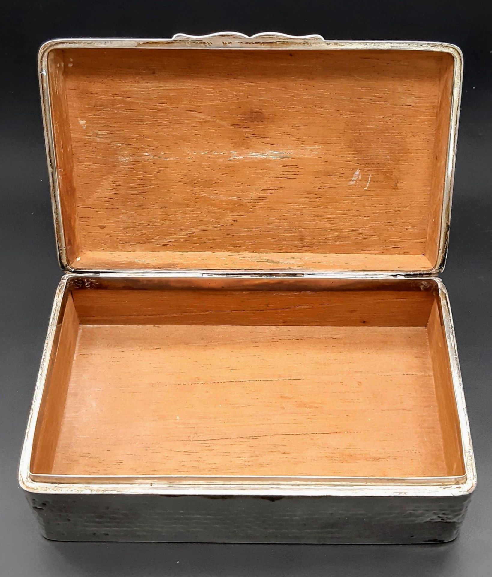 A Wonderful Antique Sterling Silver Cigarette, Cheroot Case. Dimpled silver exterior with a good - Image 5 of 8