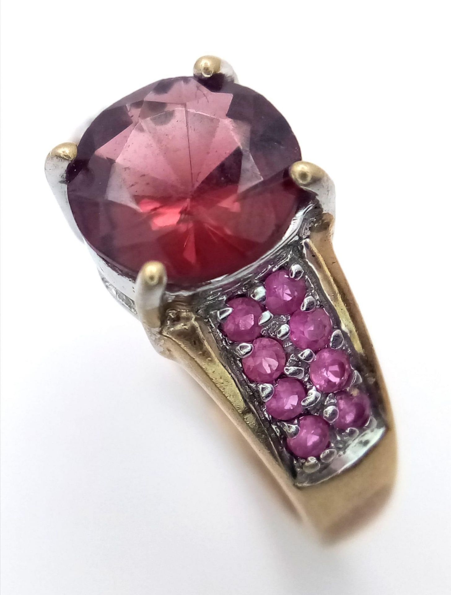 A 9K Yellow Gold Garnet and Ruby Ring. Central garnet with ruby accents. Size K. 3.05g total weight. - Bild 3 aus 5