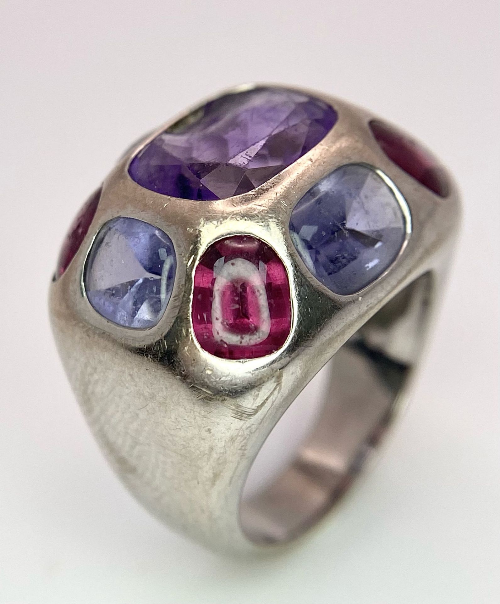 A Chanel Designer 18K White Gold and Amethyst and Garnet Ring. Rectangular cut central amethyst with - Image 3 of 13