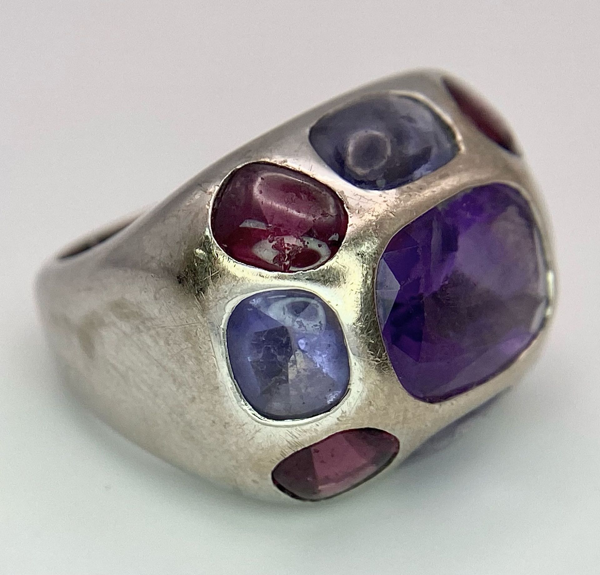 A Chanel Designer 18K White Gold and Amethyst and Garnet Ring. Rectangular cut central amethyst with - Image 4 of 13