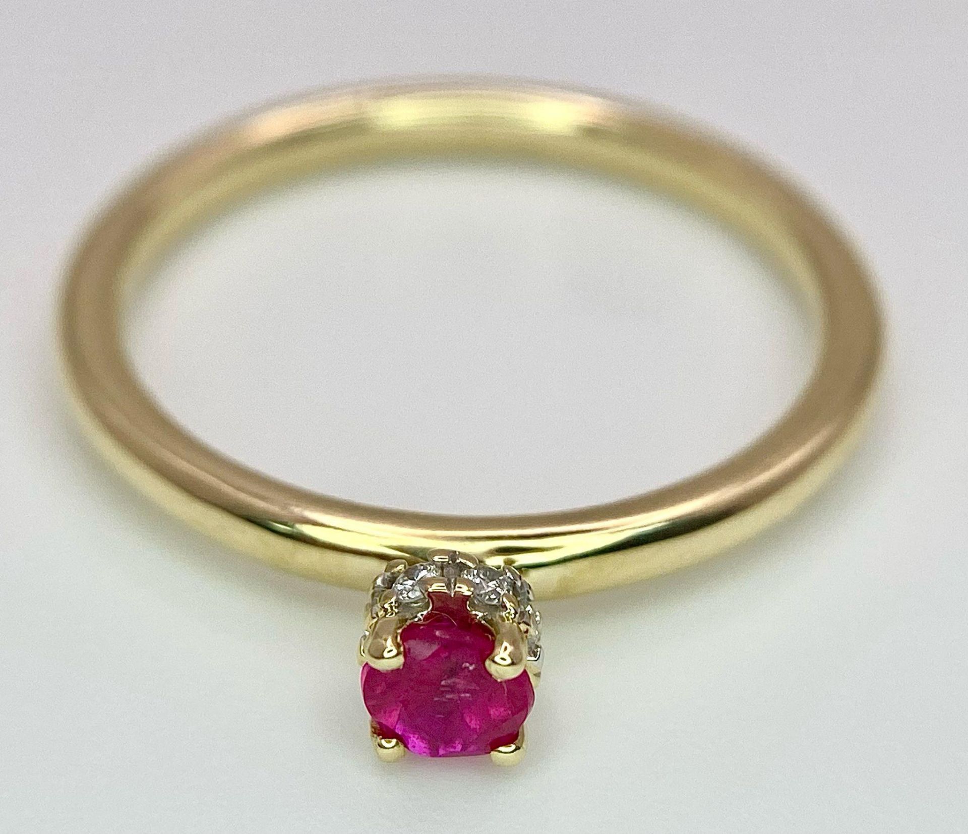 A 9K YELLOW GOLD 4 CLAW RUBY SET SOLITAIRE RING WITH DIAMOND SET HIDDEN HALO 0.27CT RUBY 2.1G SIZE O - Image 5 of 7