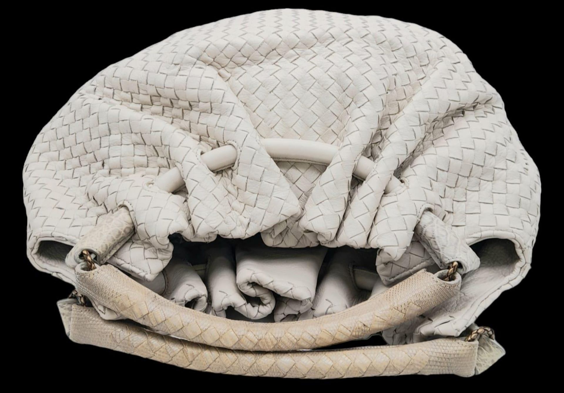 A Bottega Veneta Cream Hobo Bag. Intracciato (woven) leather exterior with reptilian handles and - Bild 4 aus 6