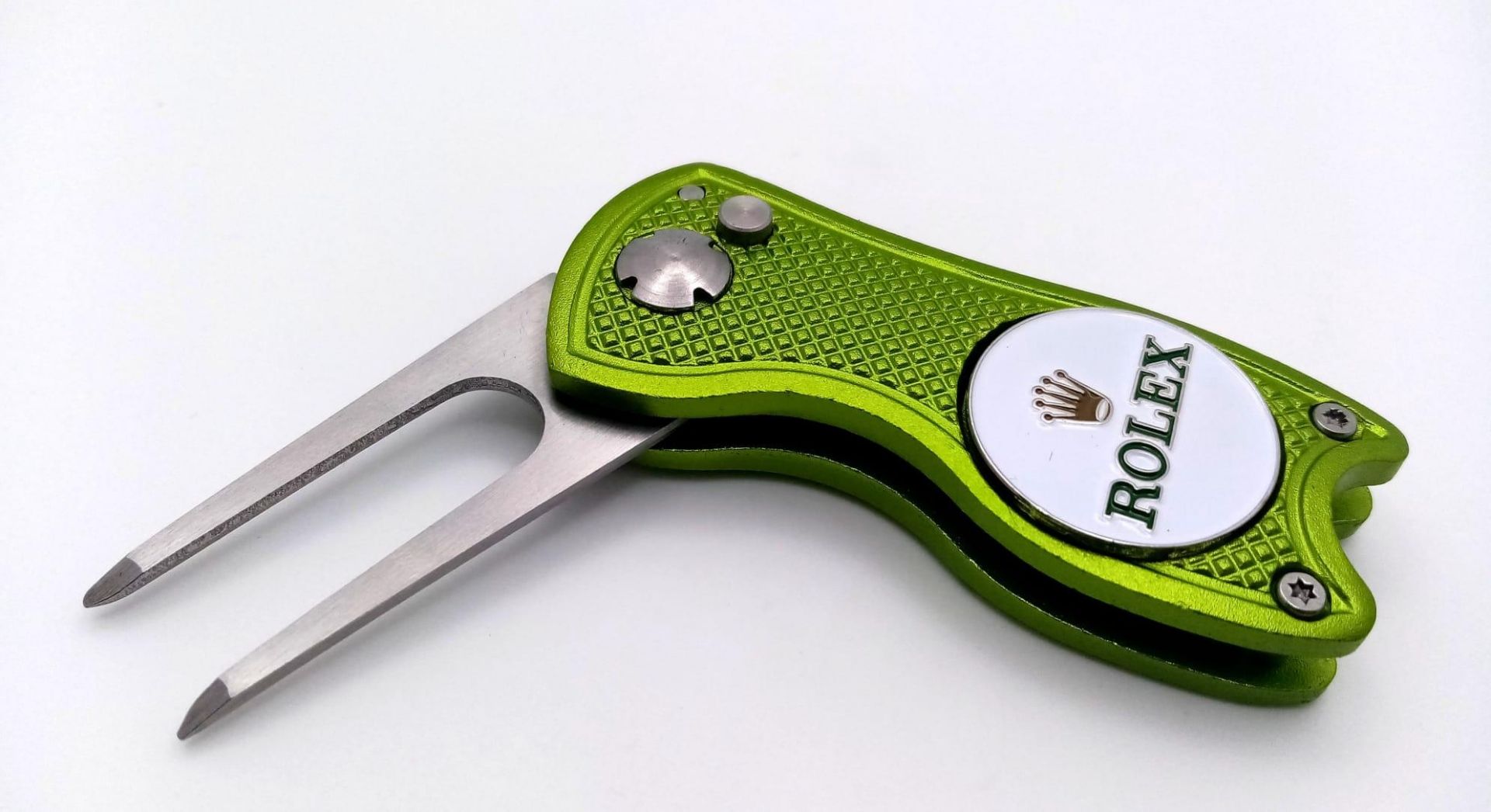 A Rolex Branded 'Flick' Putting Divot Repair Tool. Removable magnetic ball marker. As new. 7cm - Bild 2 aus 3