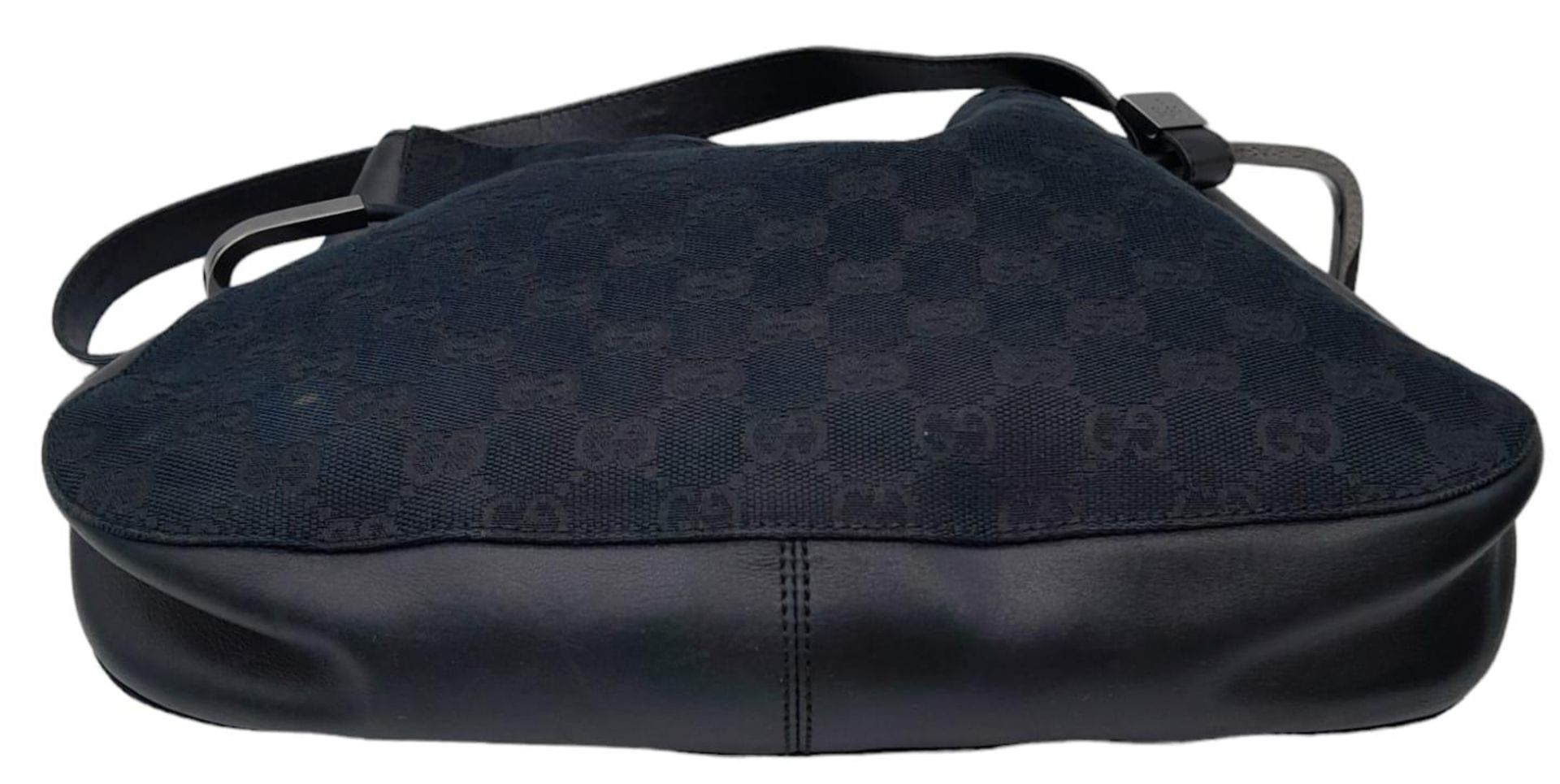 A Gucci Black Monogram Drawstring Shoulder Bag. Canvas exterior with silver-toned hardware, - Bild 5 aus 8