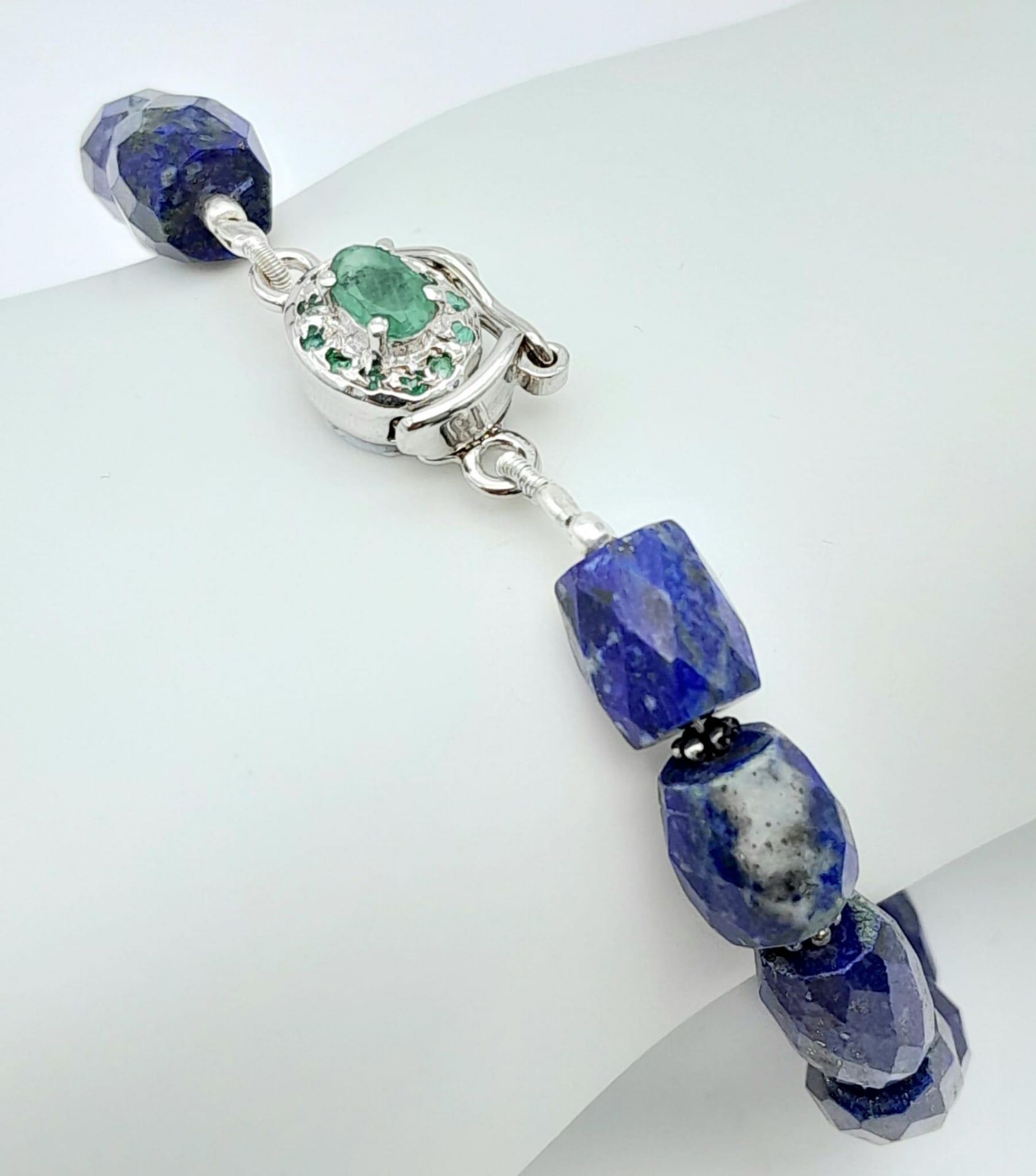 A Lapis Lazuli Bracelet with Emerald and 925 Silver Clasp. 110ctw. 20.5cm length, 22.57g total - Image 2 of 5