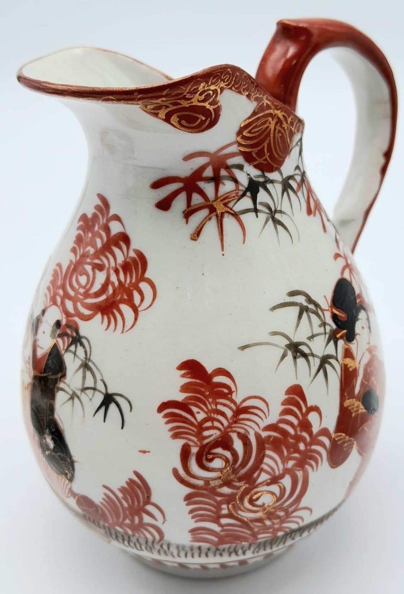 A SMALL JAPANESE WATER JUG AND SAUCER FROM LATE 19TH CENTURY . 13cms TALL - Image 4 of 9