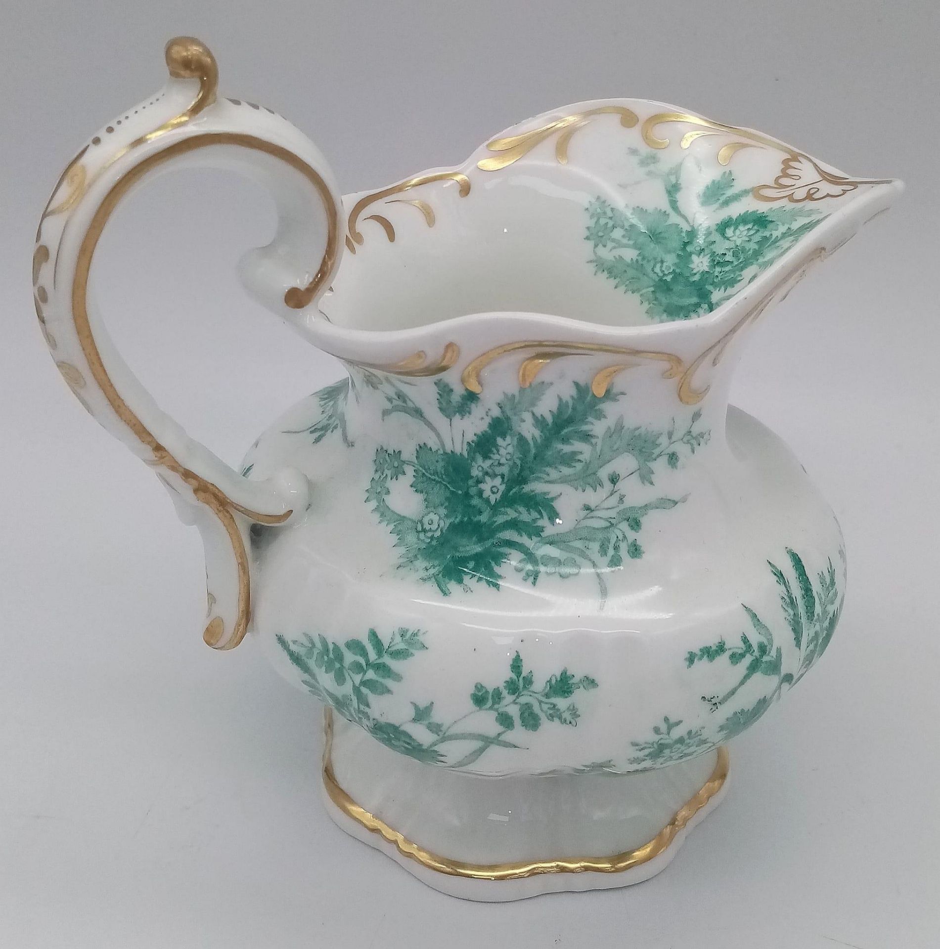 AN ETRUSCAN SHAPED SMALL FOOTED JUG WITH FLORAL PRINT AND GILT TRIM . 15 X 13cms - Image 2 of 4