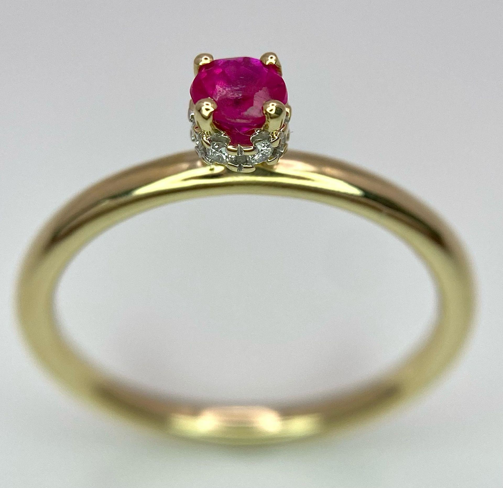 A 9K YELLOW GOLD 4 CLAW RUBY SET SOLITAIRE RING WITH DIAMOND SET HIDDEN HALO 0.27CT RUBY 2.1G SIZE O - Image 2 of 7