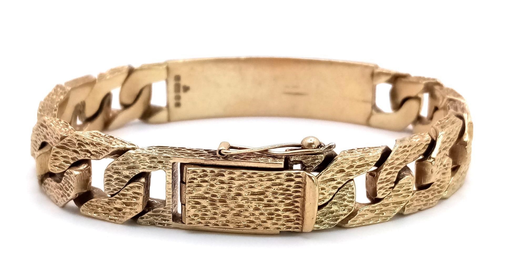 A CHUNKY 9K GOLD I.D. BRACELET WITH BARK EFFECT LINKS AND SAFETY CHAIN . 59.2gms - Bild 2 aus 4