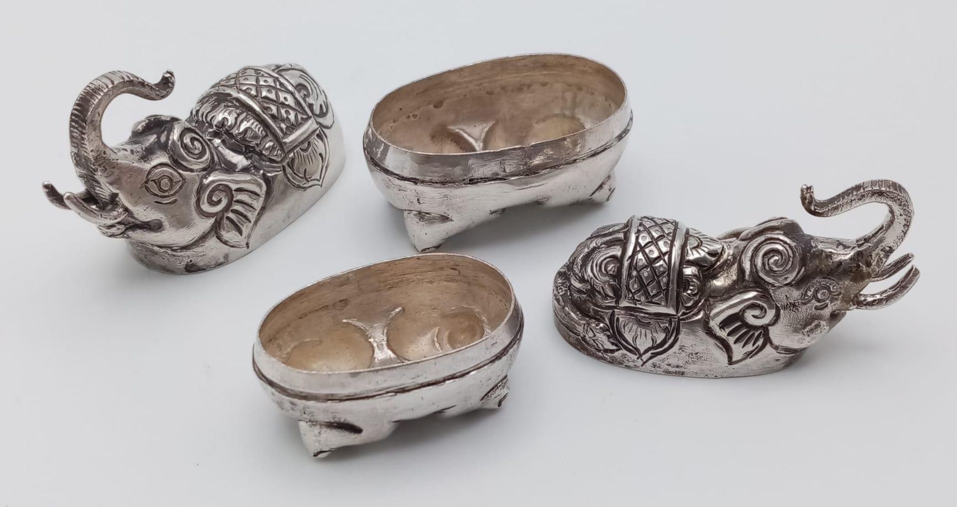 A pair of antique Cambodian silver elephant betel nut boxes. Made in the traditional Khmer silver - Bild 4 aus 6
