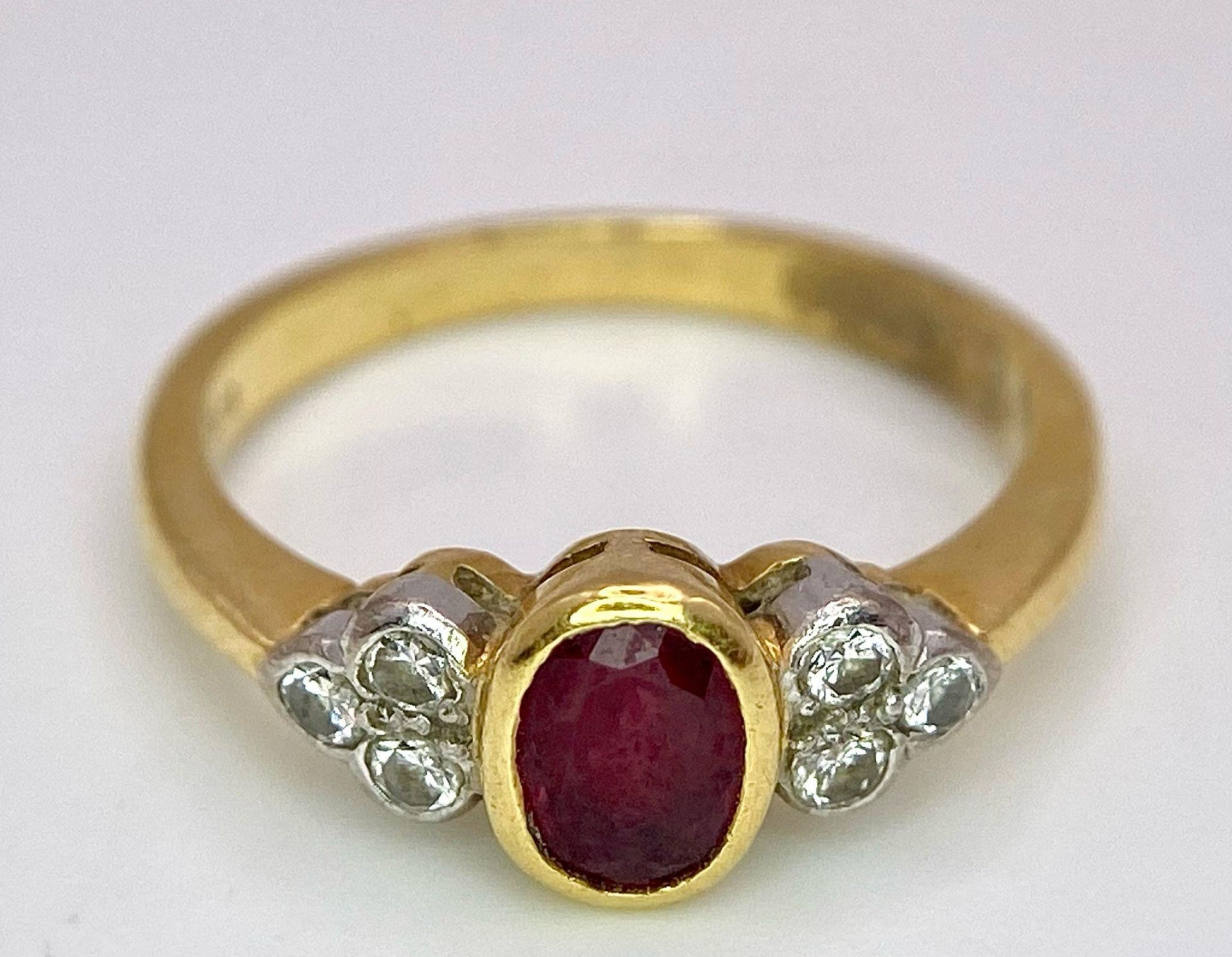 An 18K Yellow Gold Ruby and Diamond Ring. Central oval ruby with six round cut diamond accents. Size - Bild 8 aus 12