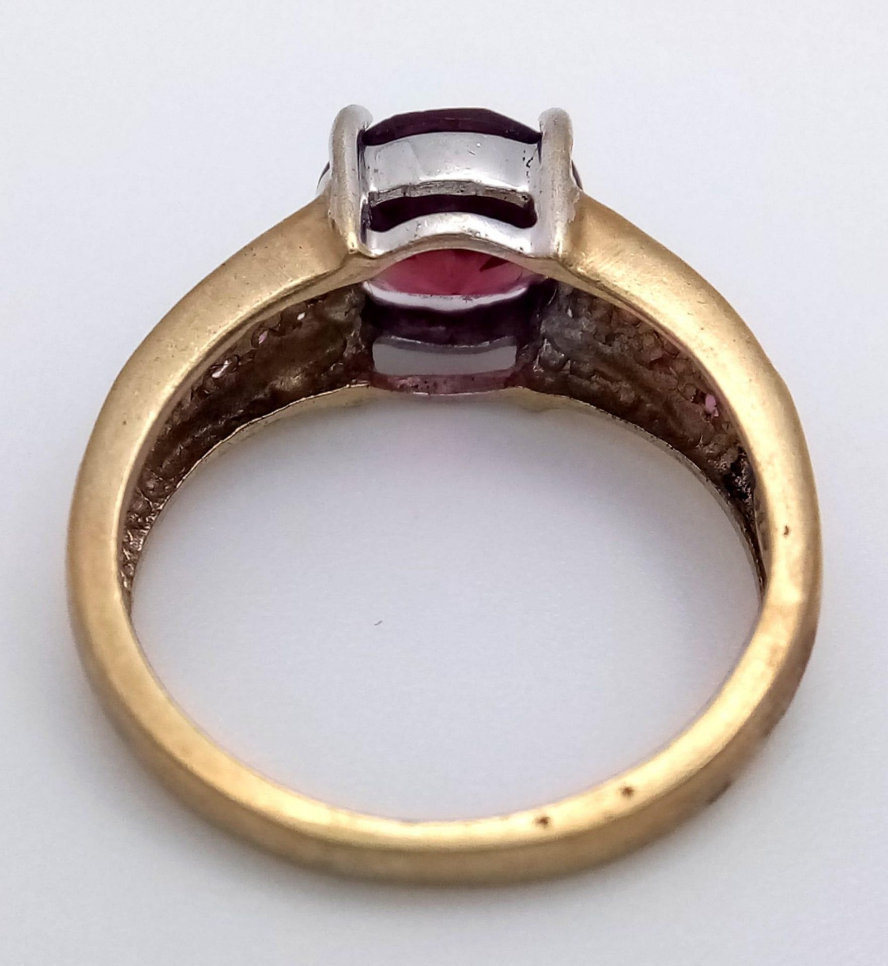 A 9K Yellow Gold Garnet and Ruby Ring. Central garnet with ruby accents. Size K. 3.05g total weight. - Bild 4 aus 5