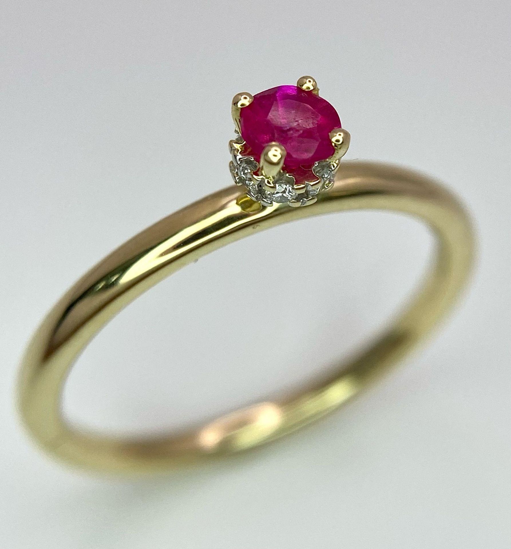 A 9K YELLOW GOLD 4 CLAW RUBY SET SOLITAIRE RING WITH DIAMOND SET HIDDEN HALO 0.27CT RUBY 2.1G SIZE O - Image 3 of 7