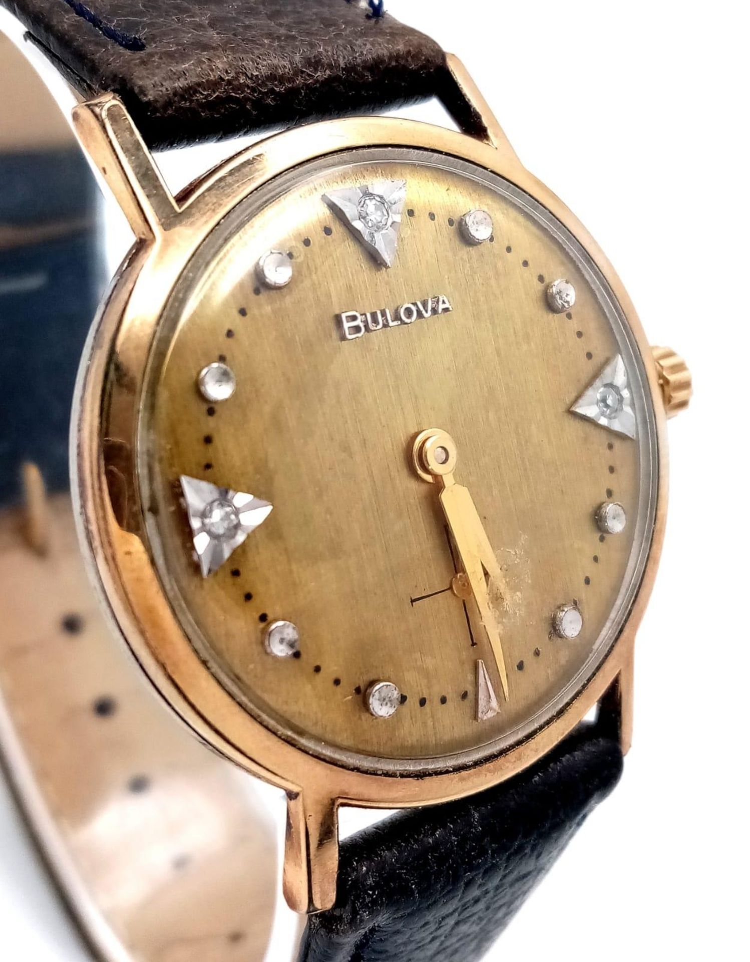 A BULOVA MID SIZE GOLD PLATED MANUAL WIND WATCH WITH DIAMOND NUMERALS AND GOLD TONE DIAL . 32mm - Bild 2 aus 5