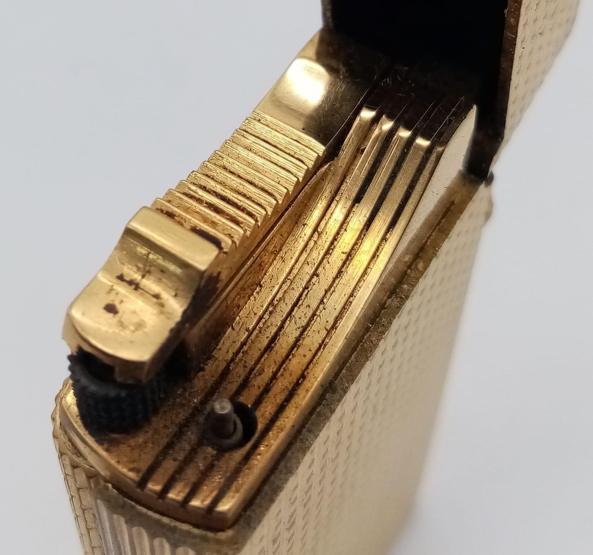 A Vintage Dunhill Gold Plated 70 Lighter. Textured exterior - 6cm x 3cm. In need of flint and gas. - Image 3 of 8