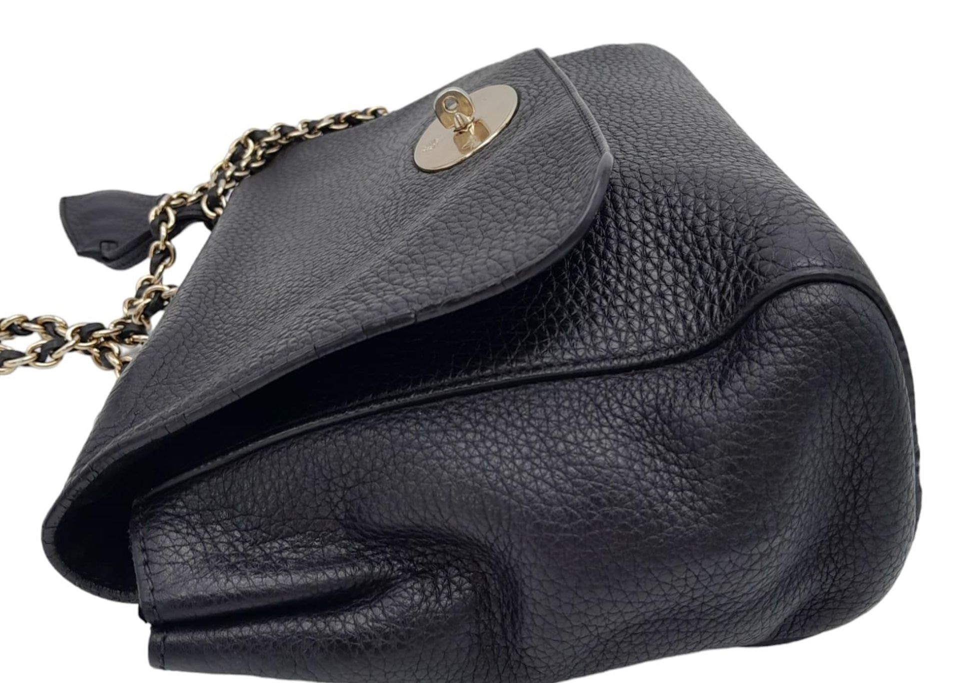 A Black Mulberry Lily Bag. With a Classic Grain Leather, Flap Over Design, Signature Postman Style - Bild 3 aus 10