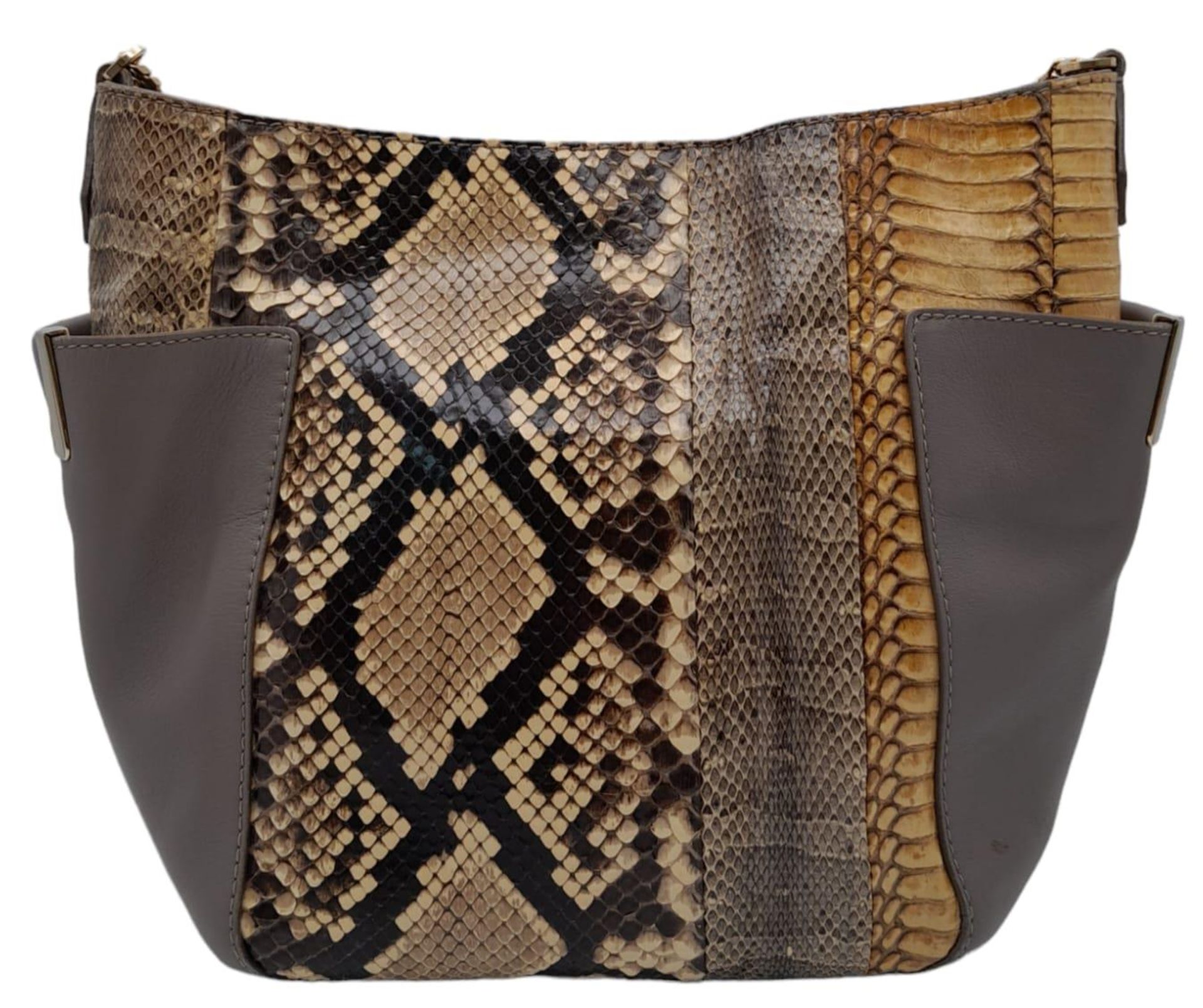 A Jimmy Choo Taupe Snakeskin Crossbody Bag. Snakeskin and leather exterior with gold-toned hardware, - Bild 3 aus 7