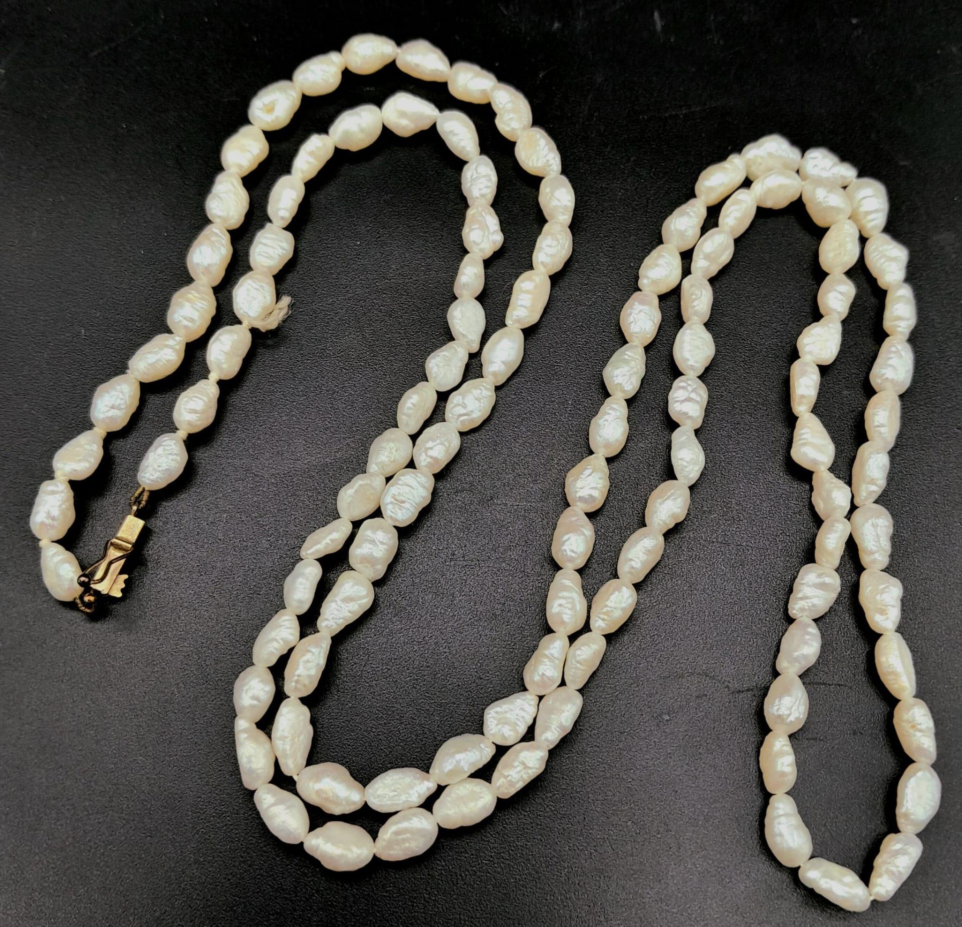 A Vintage Rice Pearl Necklace with a 9K Gold Clasp. 74cm. - Image 3 of 5