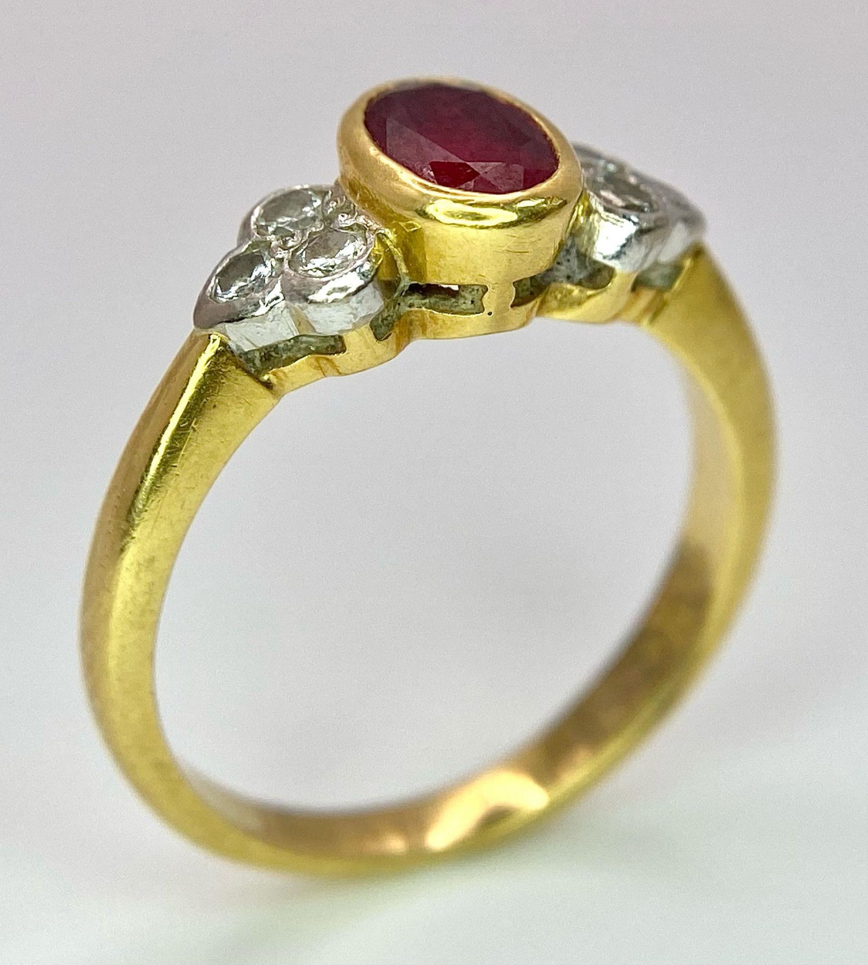 An 18K Yellow Gold Ruby and Diamond Ring. Central oval ruby with six round cut diamond accents. Size - Bild 7 aus 12