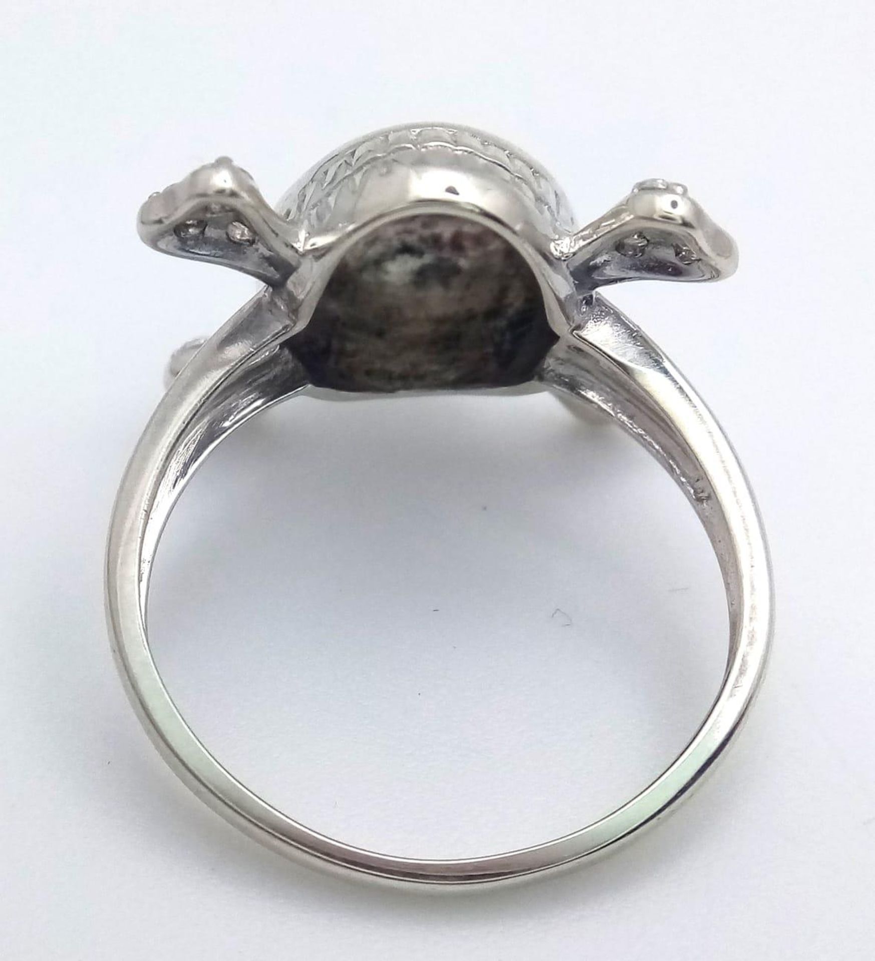 A STERLING SILVER SKULL & CROSSBONES STONE SET RING 4.3G SIZE O ref: 7403 - Image 4 of 5