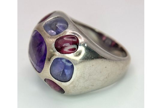 A Chanel Designer 18K White Gold and Amethyst and Garnet Ring. Rectangular cut central amethyst with - Image 8 of 13