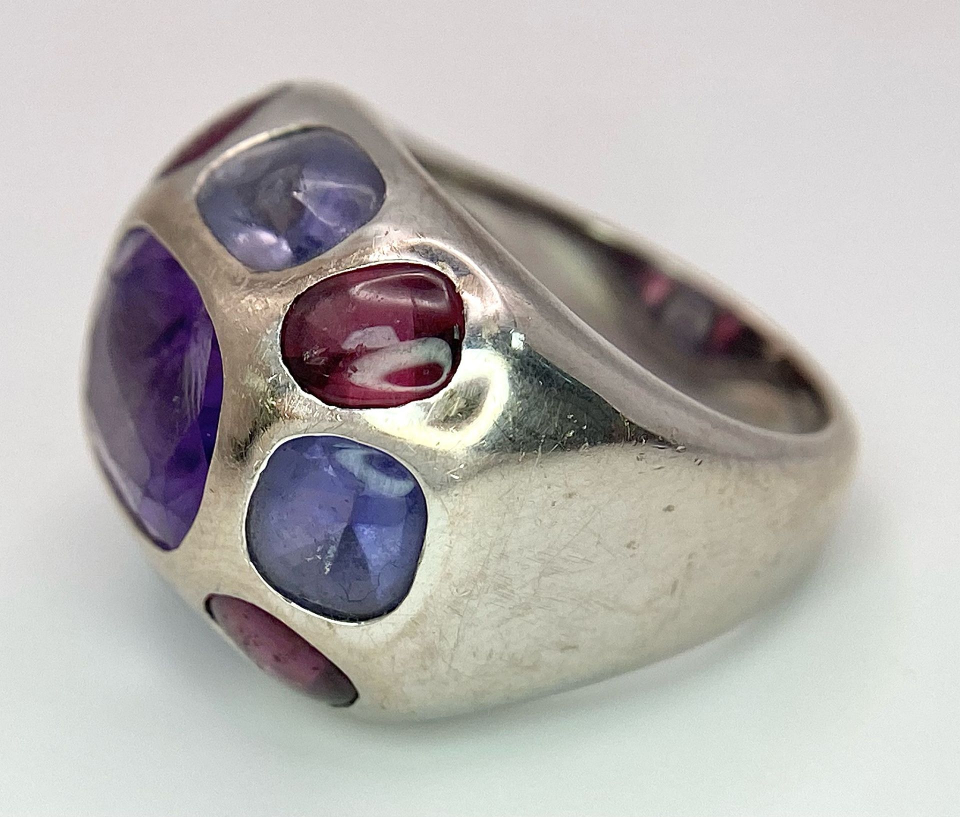 A Chanel Designer 18K White Gold and Amethyst and Garnet Ring. Rectangular cut central amethyst with - Image 8 of 13