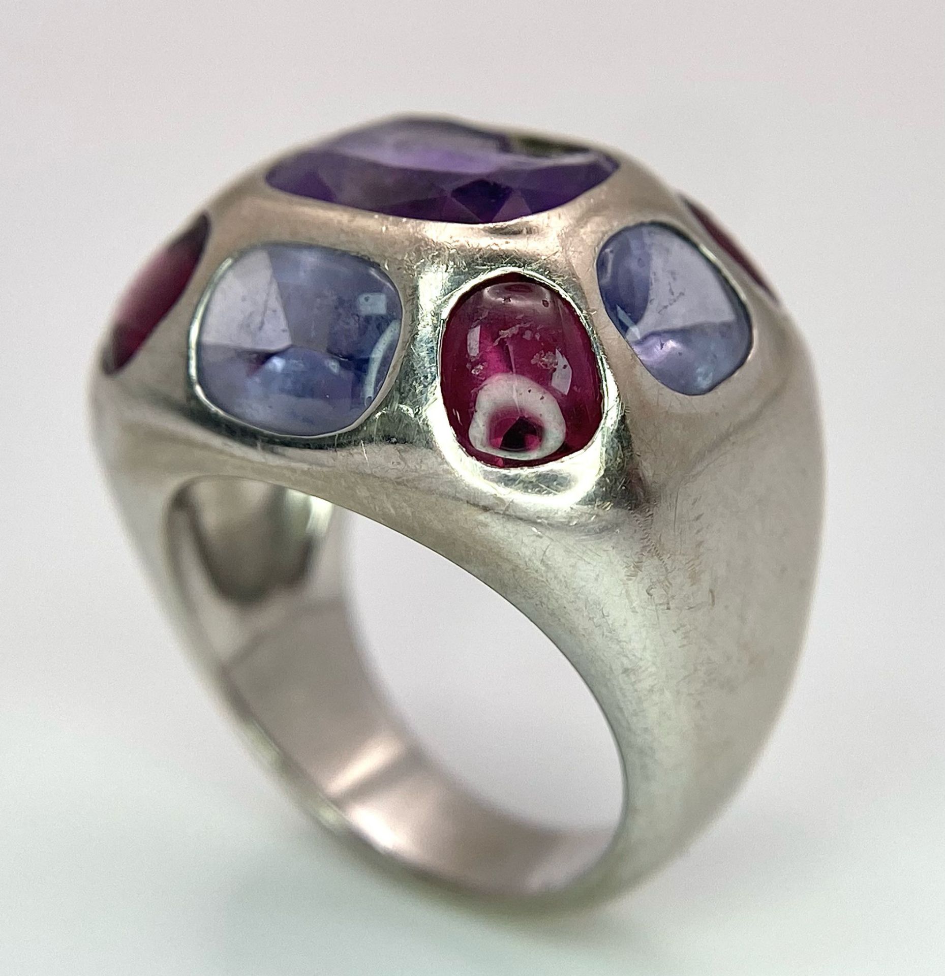 A Chanel Designer 18K White Gold and Amethyst and Garnet Ring. Rectangular cut central amethyst with - Image 9 of 13