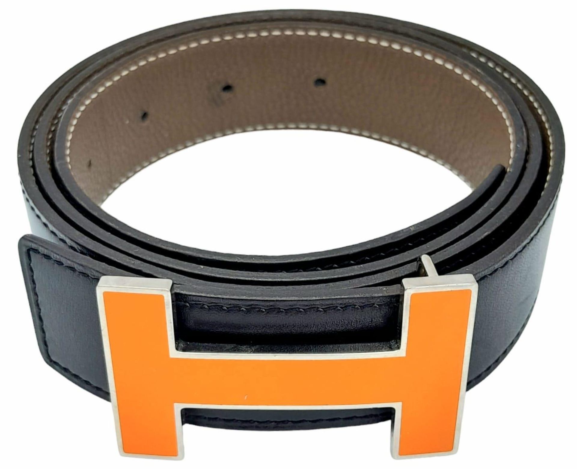 A Hermes Black Leather H Logo Constance Changeable Belt. Silvertone H Buckle with Orange Enamel. - Bild 2 aus 5