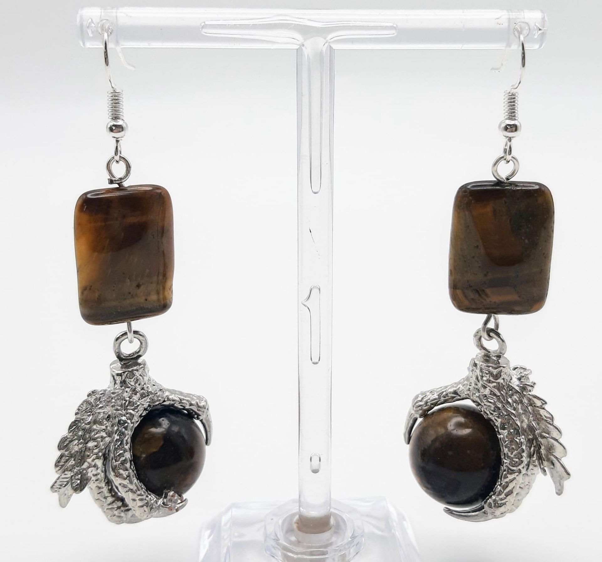 A substantial tiger’s eye necklace and earrings set with eagle claw pendants, beads 20 x 15 x 7 - Image 3 of 4
