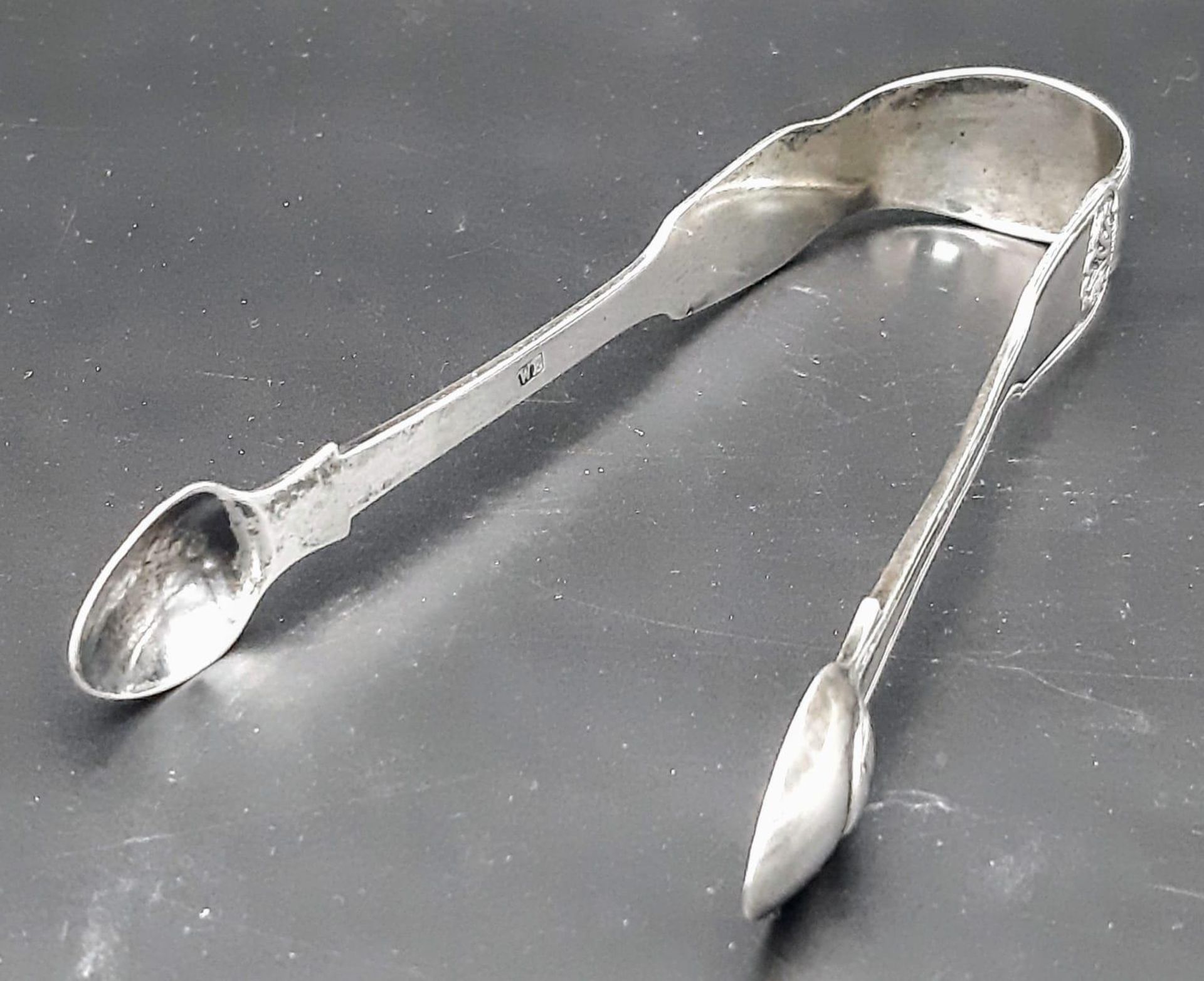 An antique Georgian sterling silver sugar tongs. Full hallmarks London, 1824. Total weight 52.6G. - Image 2 of 5