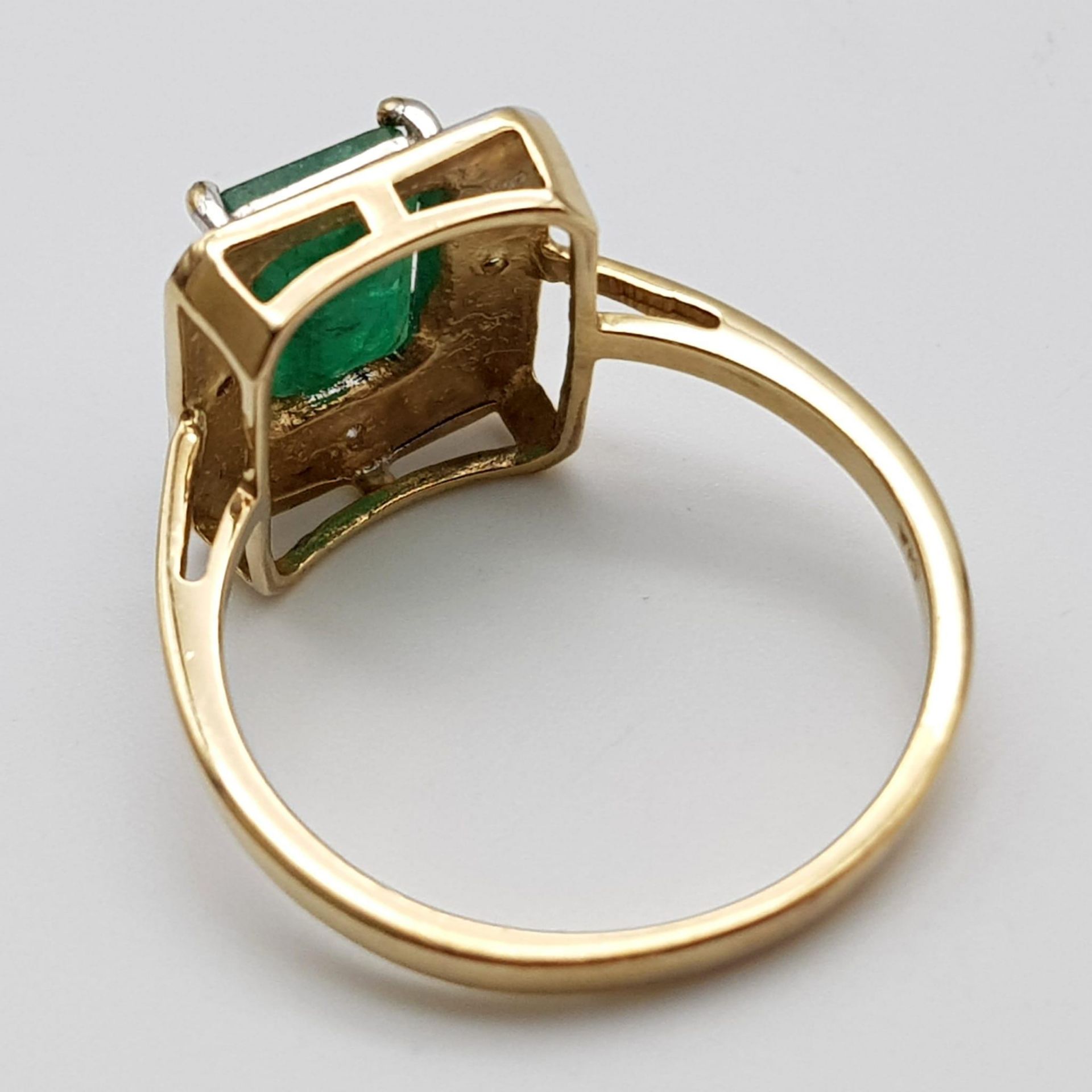 A 9K GOLD RING WITH 2.5ct NATURAL EMERALD SURROUNDED BY DIAMONDS. 3.8gms size O - Image 4 of 5