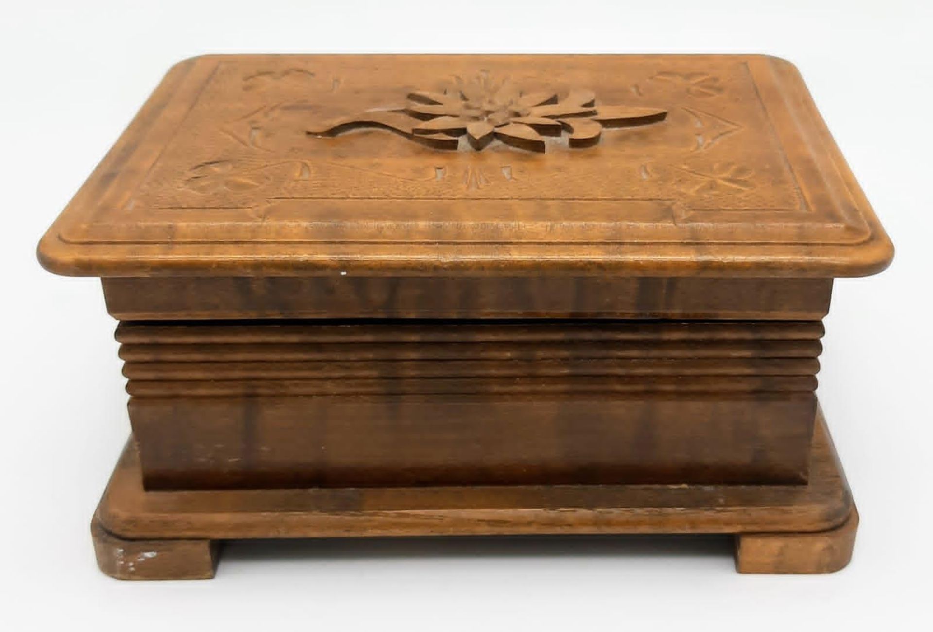 A Vintage Musical Decorative Wooden Trinket Box. Winder on base. In working order. 14cm x 10cm.