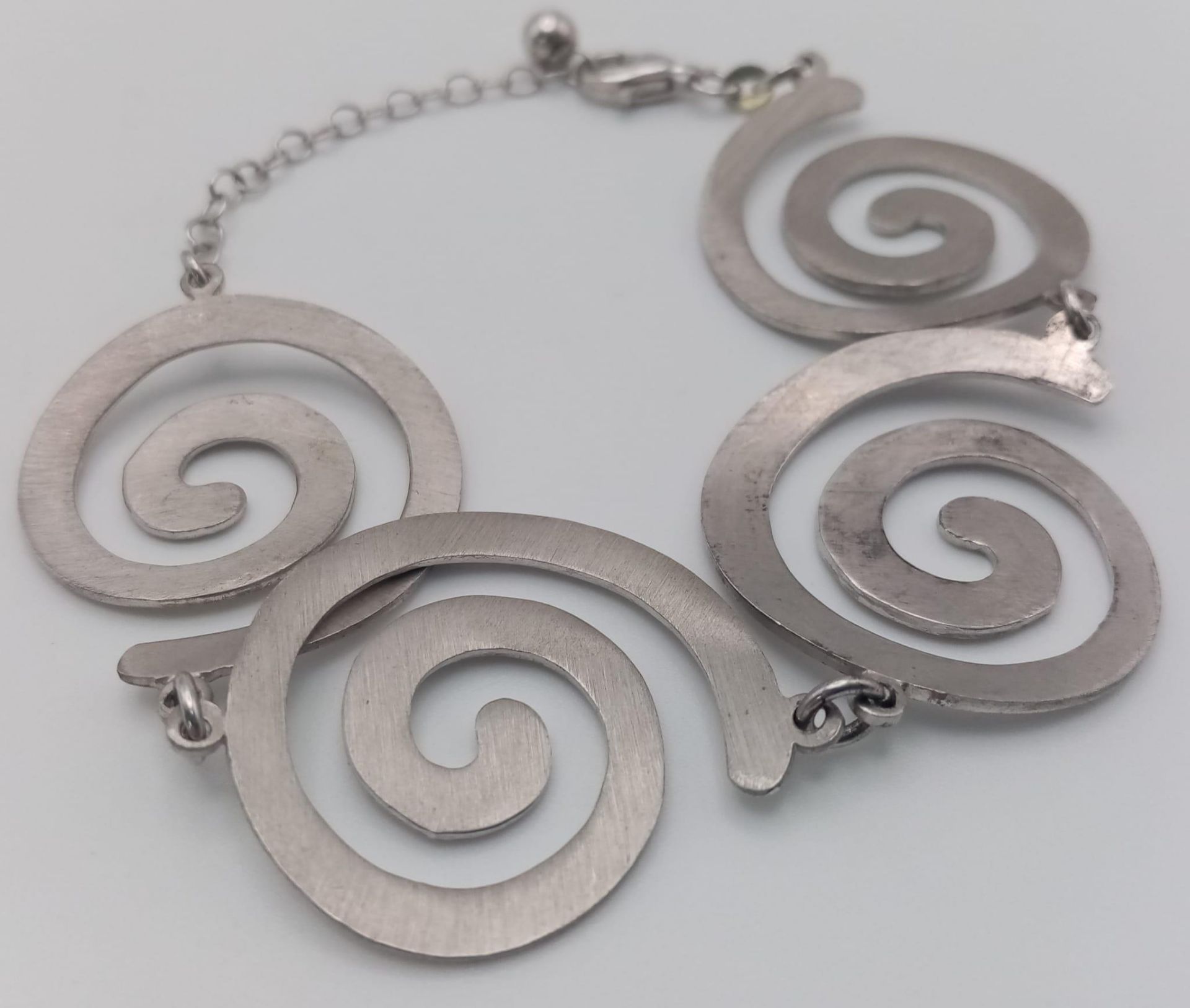 A stylist 925 silver spiral link bracelet. Total weight 17.8G. Total length 21cm. - Image 4 of 5