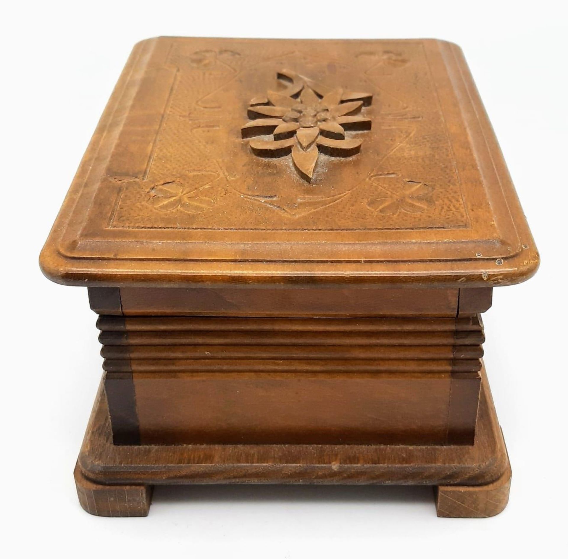 A Vintage Musical Decorative Wooden Trinket Box. Winder on base. In working order. 14cm x 10cm. - Image 5 of 6