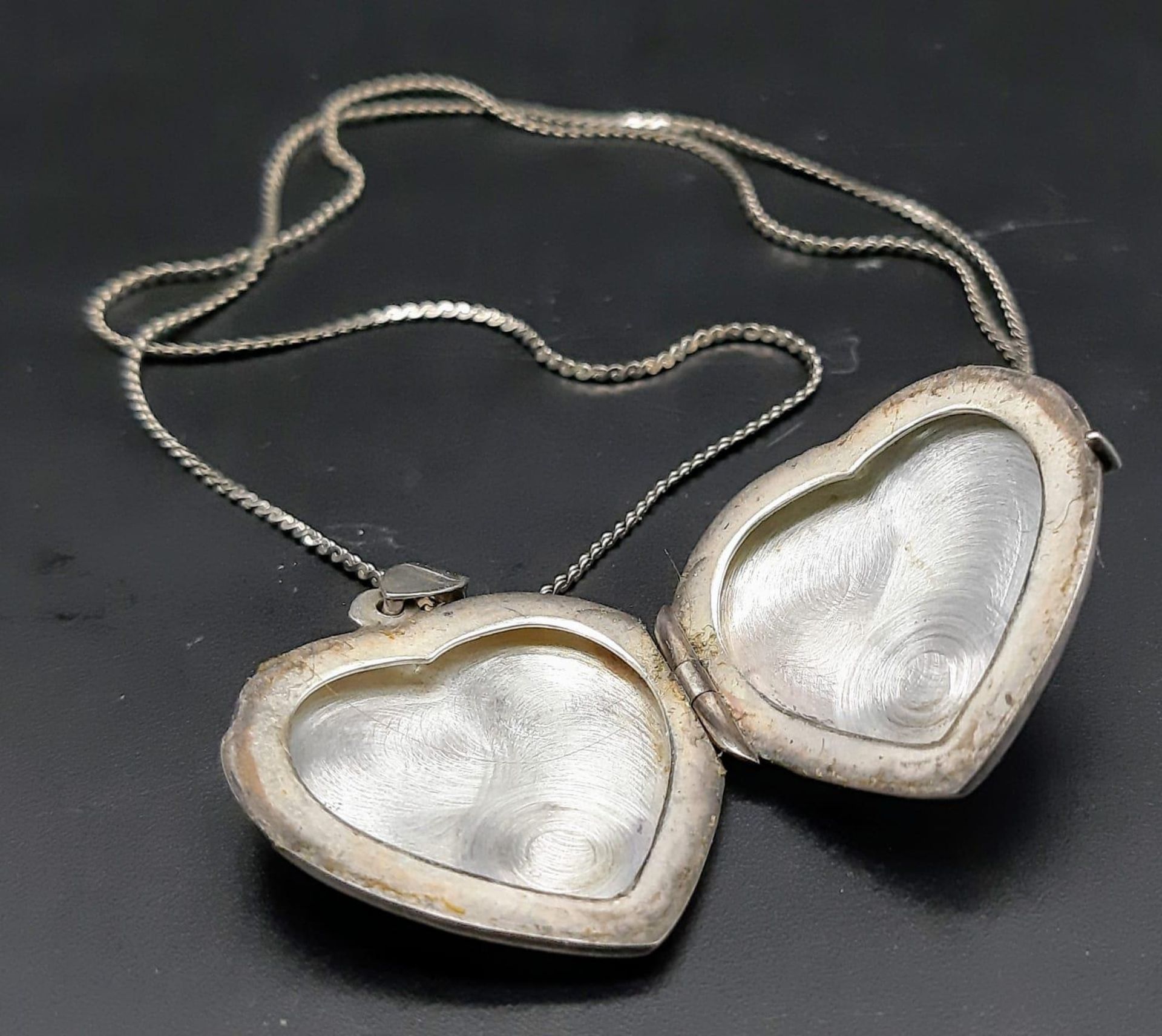 A vintage sterling silver heart locket pendant on 24K gold plated chain. Total weight 10G. Total - Bild 3 aus 4