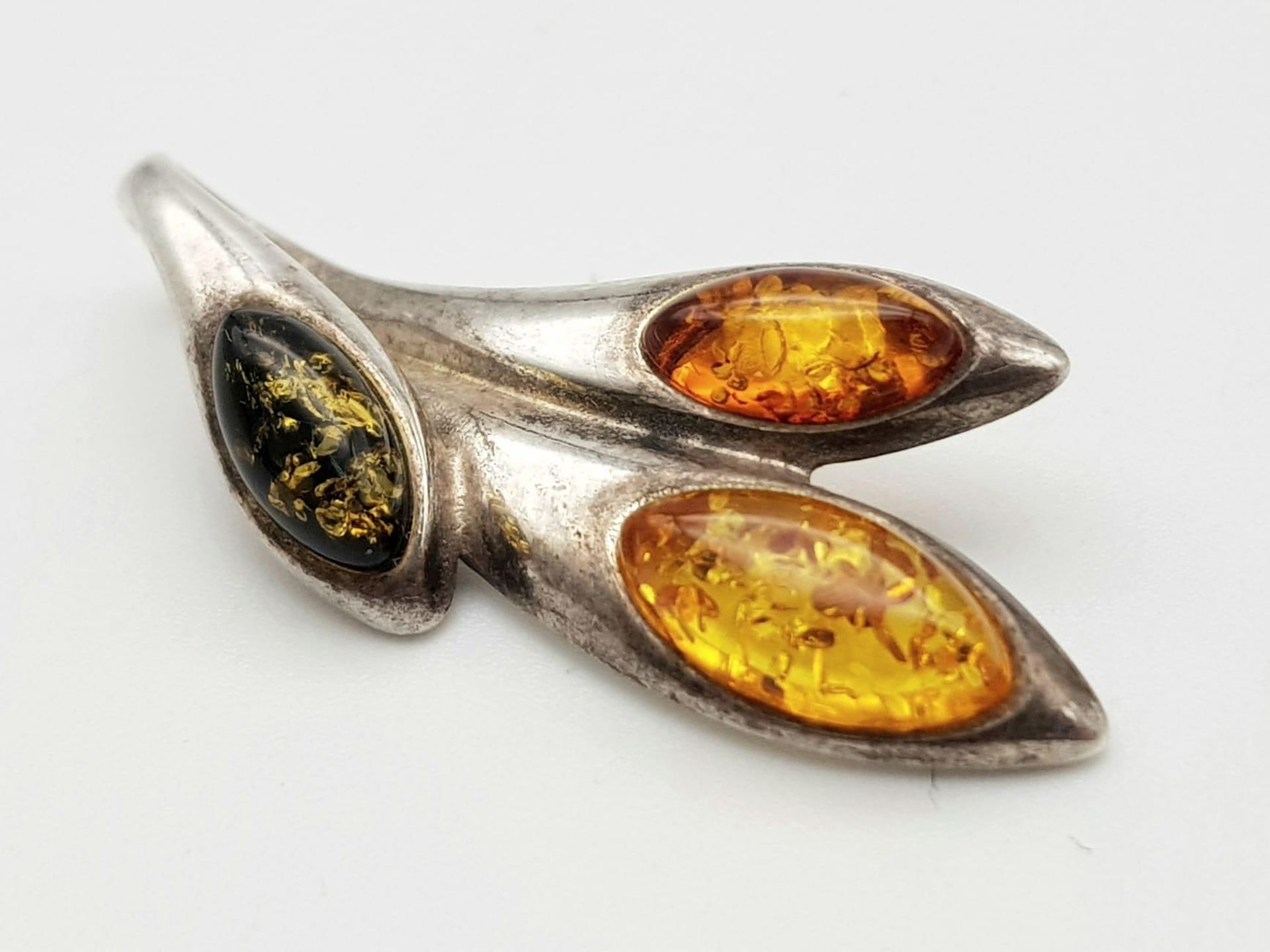 A STERLING SILVER AMBER SET BROOCH & PENDANT. TOTAL WEIGHT 8.4G - Image 3 of 7